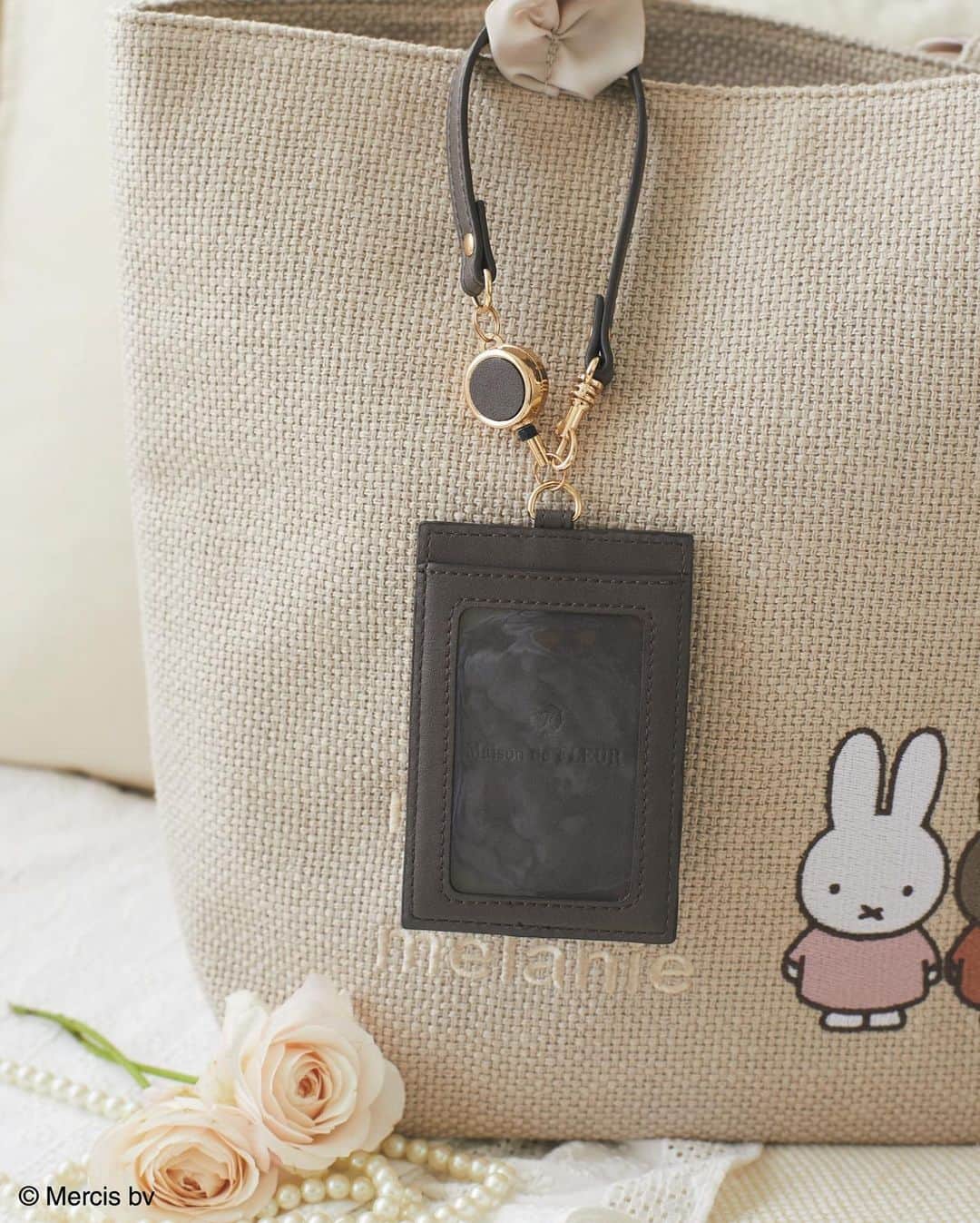 maisondefleur_pressさんのインスタグラム写真 - (maisondefleur_pressInstagram)「. サマーキャンペーン 「ミッフィーと パルコの なつ。」 コラボレーションアイテム🌻☀️  毎回大好評のmiffy コラボレーションアイテムが今年も登場✨  7/21(fri)からMaison de FLEUR 仙台パルコ店で先行販売！ 8/14(mon)12:00から 公式通販ストライプクラブでも販売💐  淡くくすみカラーアイテムなのでカジュアルコーデにも ガーリーコーデにも合わせやすく毎日使いに◎  「ミッフィーとパルコのなつ。」 コラボレーションアイテムをお見逃しなく✨  ＜商品詳細＞ 🌼miffy & boris/バスケットクロストートM ￥7,300(taxin) / CharcoalGray  🌼miffy & melanie/バスケットクロストートM ￥7,300(taxin) / Beige  🌼miffy/リール付きパスケース ￥5,000(taxin) / CharcoalGray  🌼miffy & melanie/リール付きパスケース ￥5,000(taxin) / Beige  #maisondefleur#メゾンドフルール#フルール#miffiy  #ミッフィー #ミッフィーグッズ#ミッフィースタイル #ミッフィー好きと繋がりたい#ミッフィー好き #ミッフィーちゃん#ミッフィーコラボ#ボリス #ダーン#バーバラ#可愛いものが好き #かわいいものが好き#トートバッグ #ポーチ #キャラポーチ#カードケース #コラボレーション #コラボ#コラボアイテム #miffy_parco#ミッフィーとパルコのなつ」6月29日 17時07分 - maisondefleur_press