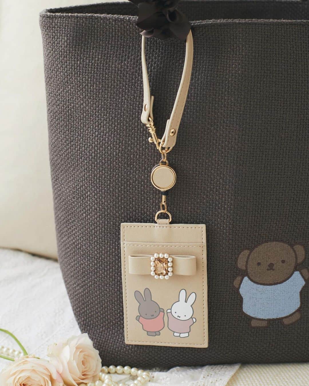 maisondefleur_pressさんのインスタグラム写真 - (maisondefleur_pressInstagram)「. サマーキャンペーン 「ミッフィーと パルコの なつ。」 コラボレーションアイテム🌻☀️  毎回大好評のmiffy コラボレーションアイテムが今年も登場✨  7/21(fri)からMaison de FLEUR 仙台パルコ店で先行販売！ 8/14(mon)12:00から 公式通販ストライプクラブでも販売💐  淡くくすみカラーアイテムなのでカジュアルコーデにも ガーリーコーデにも合わせやすく毎日使いに◎  「ミッフィーとパルコのなつ。」 コラボレーションアイテムをお見逃しなく✨  ＜商品詳細＞ 🌼miffy & boris/バスケットクロストートM ￥7,300(taxin) / CharcoalGray  🌼miffy & melanie/バスケットクロストートM ￥7,300(taxin) / Beige  🌼miffy/リール付きパスケース ￥5,000(taxin) / CharcoalGray  🌼miffy & melanie/リール付きパスケース ￥5,000(taxin) / Beige  #maisondefleur#メゾンドフルール#フルール#miffiy  #ミッフィー #ミッフィーグッズ#ミッフィースタイル #ミッフィー好きと繋がりたい#ミッフィー好き #ミッフィーちゃん#ミッフィーコラボ#ボリス #ダーン#バーバラ#可愛いものが好き #かわいいものが好き#トートバッグ #ポーチ #キャラポーチ#カードケース #コラボレーション #コラボ#コラボアイテム #miffy_parco#ミッフィーとパルコのなつ」6月29日 17時07分 - maisondefleur_press