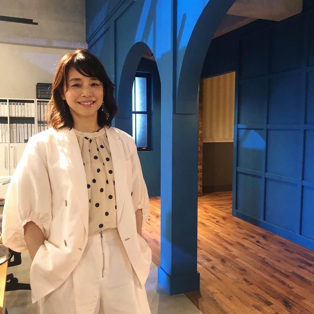石田ゆり子さんのインスタグラム写真 - (石田ゆり子Instagram)「フジテレビ系列 「転職の魔王様」 撮影しております。 私の役は洋子さん。 落合洋子と申します。 ようこ、という名前に やたらに縁があるなぁ。 7月17日(月) 夜10:00スタート👏🏻 #転職の魔王様」6月29日 17時08分 - yuriyuri1003