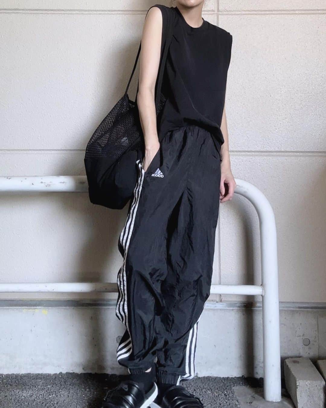 山本明果のインスタグラム：「⠀ ⠀ ⠀ ⠀ ジム帰り☁️ ⠀ ⠀ tops / #uniqlo pants / #adidas#古着 ⠀ ⠀」