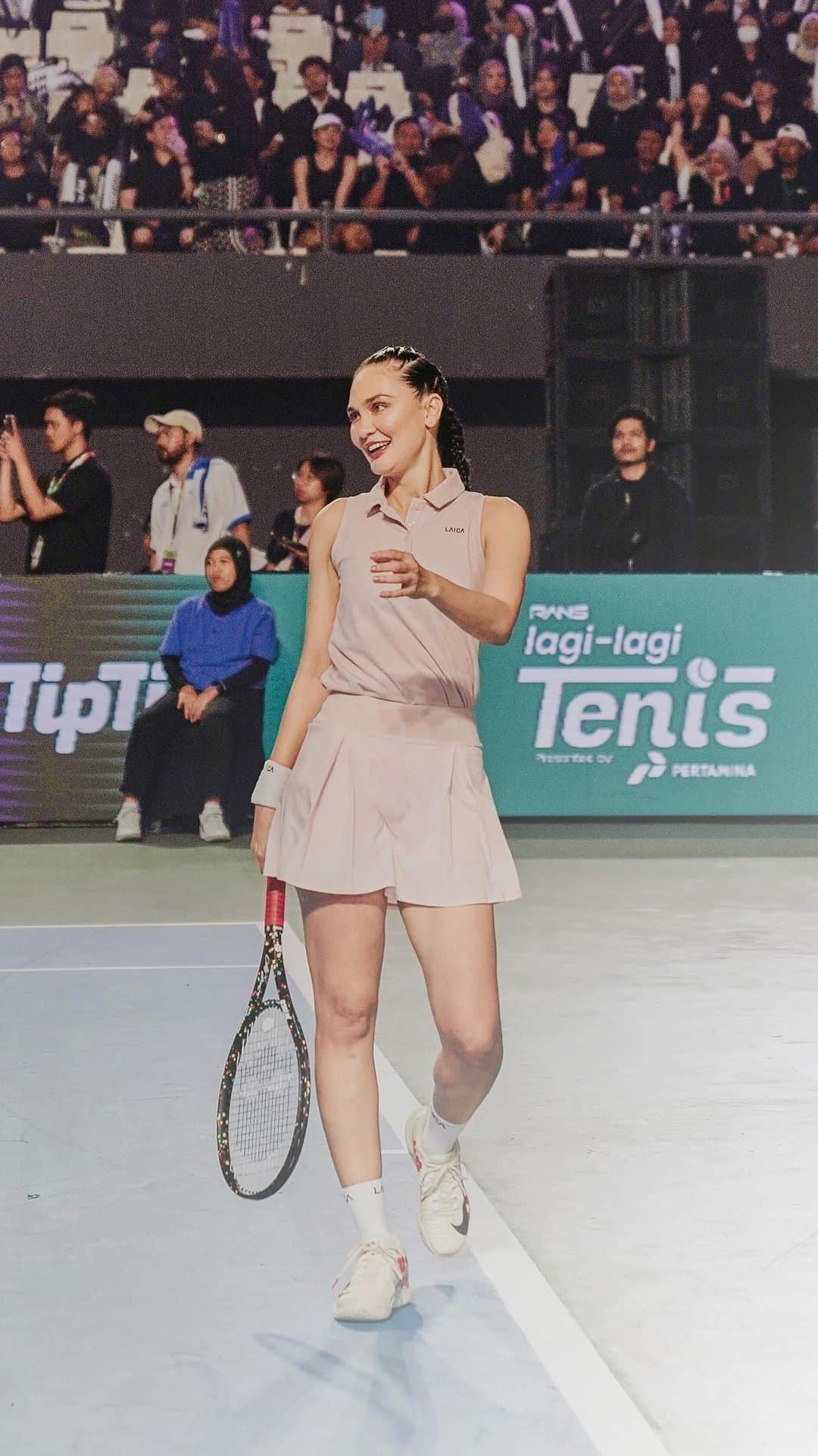 ルナ・マヤのインスタグラム：「Lagi nonton event Lagi - Lagi Tennis? Gak perlu khawatir untuk transaksi semua kebutuhanmu. Karena kapanpun dan dimanapun, BNI Mobile Banking selalu mempermudah kebutuhan kamu untuk bayar listrik, beli pulsa dan paket data, top up saldo e-wallet dan masih banyak lagi.   Dapatkan penawaran istimewa lainnya dan menangin berbagai hadiah menarik mulai dari Vespa Piaggio, gadget menarik dan masih banyak lainnya. Hanya dengan memperbanyak transaksi pembayaranmu menggunakan QRIS di BNI Mobile Banking.   Untuk info lebih lanjut klik link ini https://bit.ly/promobnimobilebanking  Aktivasi sekarang juga pake kode referral aku ya BNIXLUNA untuk kamu yang belum punya BNI Mobile banking  #BNImobilebanking #BNI46 #GaPakeNanti」