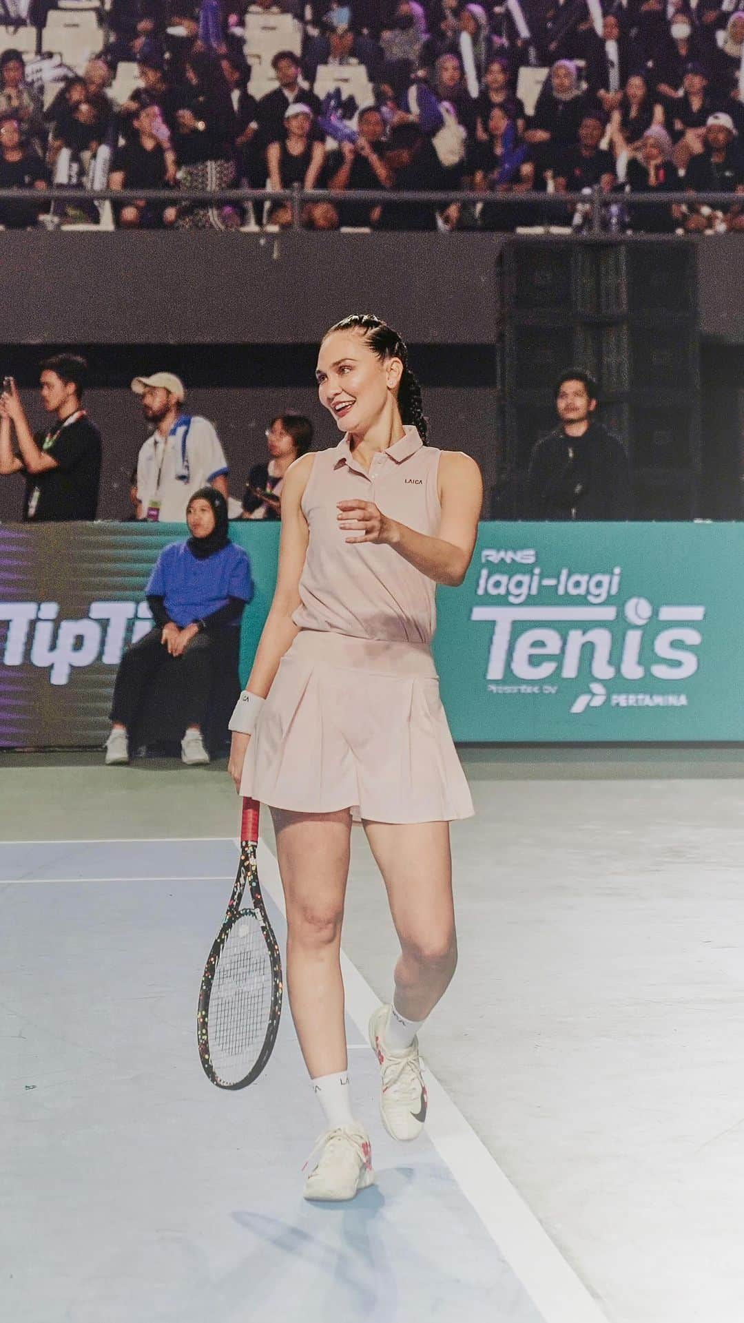 ルナ・マヤのインスタグラム：「Lagi nonton event Lagi - Lagi Tennis? Gak perlu khawatir untuk transaksi semua kebutuhanmu. Karena kapanpun dan dimanapun, BNI Mobile Banking selalu mempermudah kebutuhan kamu untuk bayar listrik, beli pulsa dan paket data, top up saldo e-wallet dan masih banyak lagi.   Dapatkan penawaran istimewa lainnya dan menangin berbagai hadiah menarik mulai dari Vespa Piaggio, gadget menarik dan masih banyak lainnya. Hanya dengan memperbanyak transaksi pembayaranmu menggunakan QRIS di BNI Mobile Banking.   Untuk info lebih lanjut klik link ini https://bit.ly/promobnimobilebanking  Aktivasi sekarang juga pake kode referral aku ya BNIXLUNA untuk kamu yang belum punya BNI Mobile banking  #BNImobilebanking #BNI46 #GaPakeNanti」