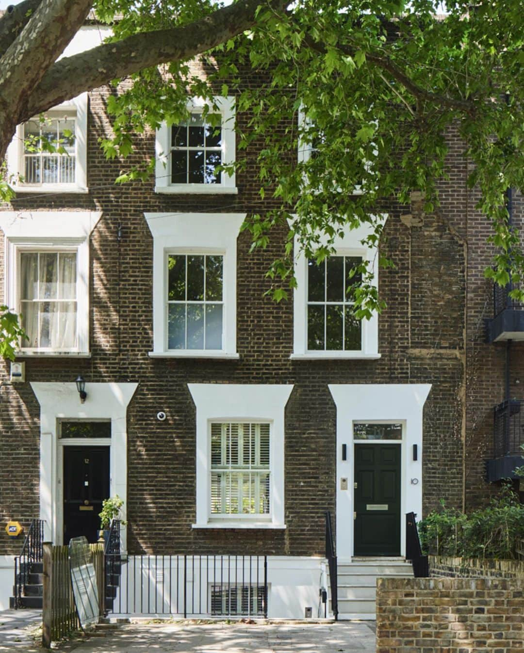 The Modern Houseさんのインスタグラム写真 - (The Modern HouseInstagram)「#forsale Bright Future: a spacious Victorian home in south-west London, subject to a radical and light-enhancing renovation.  Head to the link in our bio to access the sales particulars.  Westbridge Road, London SW11.」6月29日 17時17分 - themodernhouse