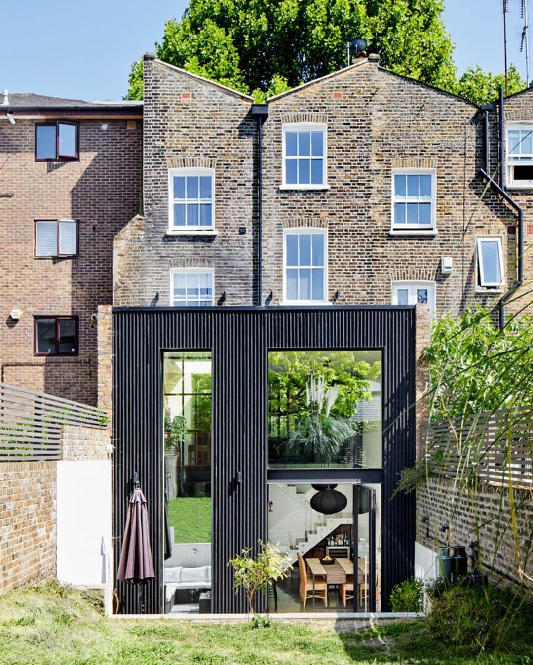 The Modern Houseさんのインスタグラム写真 - (The Modern HouseInstagram)「#forsale Bright Future: a spacious Victorian home in south-west London, subject to a radical and light-enhancing renovation.  Head to the link in our bio to access the sales particulars.  Westbridge Road, London SW11.」6月29日 17時17分 - themodernhouse