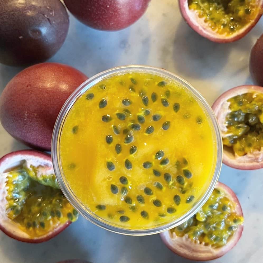 Rachien Smoothieのインスタグラム：「. . 毎日たくさんのご来店をありがとうございます🙇‍♀️  沖縄のパッションフルーツを使ったスムージー、飲みに来てくださいね！  暑い日に最高です！  宮崎マンゴーも大人気です！  やりたいことと、 やらなきゃいけないこと、 ワクワクなこと、 脳みそ使うこと、 誰かのためにできること、 自分のためにしたいこと...  仕事もプライベートもいい意味で忙しく、おかげさまで充実です！  スイカや桃もそろそろです！  明日も皆さまのご来店、お待ちしています🫶」