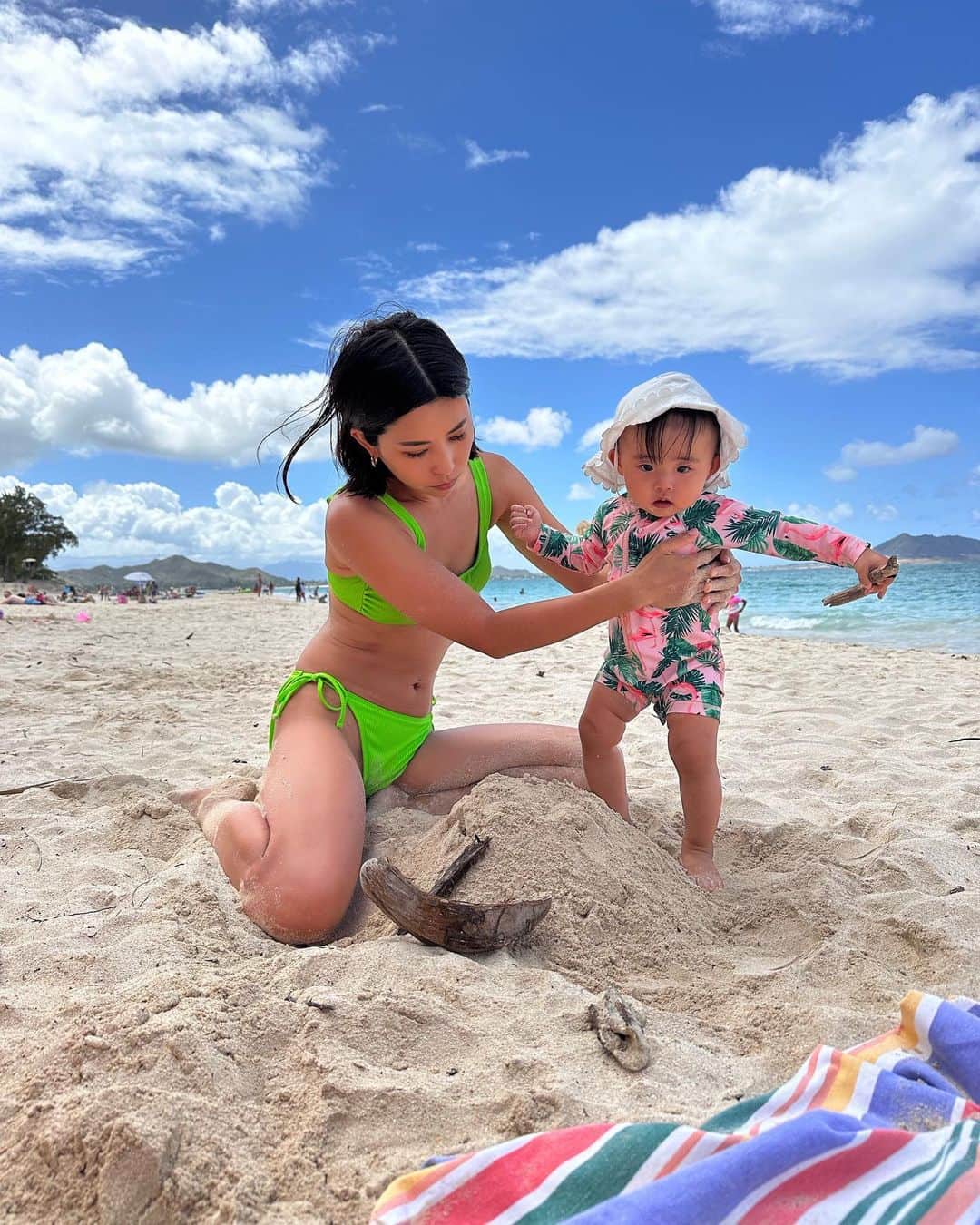 ANNA のインスタグラム：「Kailua Beachで遊んで、island snowでシェイブアイス🍨  今日も楽しい1日でした🌈  ハワイは今、夜の10時です🕙 おやすみなさい🌙  #子連れハワイ #1歳女の子ママ #kailuabeach #islandsnowhawaii」