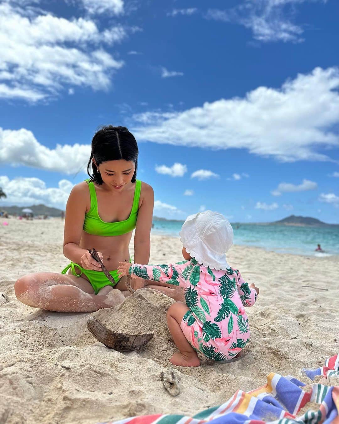 ANNA さんのインスタグラム写真 - (ANNA Instagram)「Kailua Beachで遊んで、island snowでシェイブアイス🍨  今日も楽しい1日でした🌈  ハワイは今、夜の10時です🕙 おやすみなさい🌙  #子連れハワイ #1歳女の子ママ #kailuabeach #islandsnowhawaii」6月29日 17時21分 - anna_flare