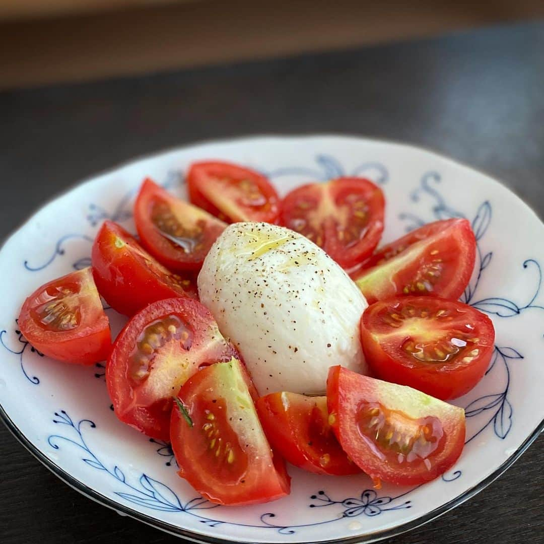 島津咲苗さんのインスタグラム写真 - (島津咲苗Instagram)「ミニトマトが最近安い気が🤔🍅 . . . #カプレーゼ #ミニトマト #プチトマト #アイコ #おいしい #野菜好き #夏野菜」6月29日 17時24分 - sanae_shimazu