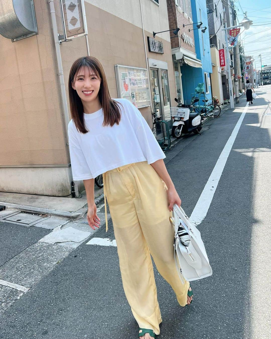 山岸逢花のインスタグラム：「打ち合わせ終わり✌️  今日ほんと暑いね〜〜 コンビニのアイスコーヒーが売り切れたよ みんな水分補給わすれずにね🚿」