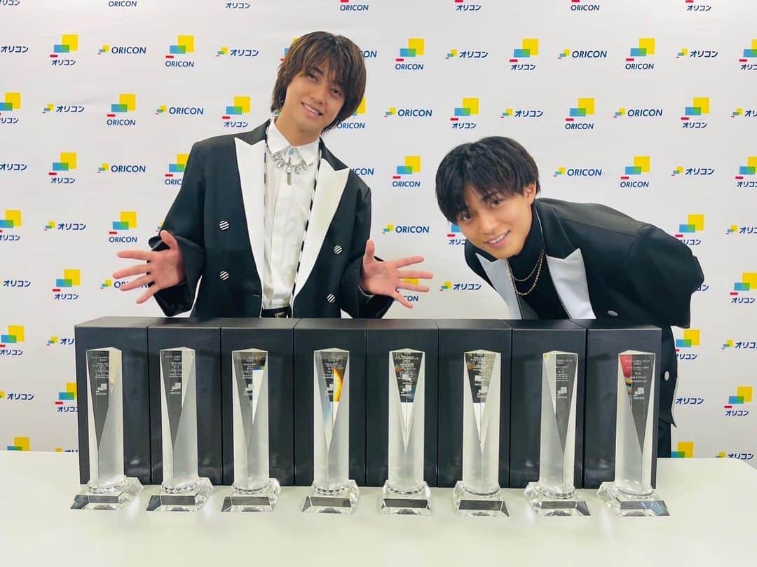 のインスタグラム：「⁡ ⁡ 一生分のトロフィーかもしれません ⁡ 1個頂くことも、本当にすごいこと ⁡ 1個にどれだけの想いが込められているのか ⁡ だからホントに重たかったです、1個1個 ⁡ やっぱり一生分でも足りない気がしてきました ⁡ 強いて言うなら百生分？万生分？ ⁡ また、何が言いたいのかよく分かんなくなったけど、笑 ⁡ 本当に本当にすごいことってこと ⁡ とにかく ⁡ #ティアラ本当にありがとう #KingandPrince」