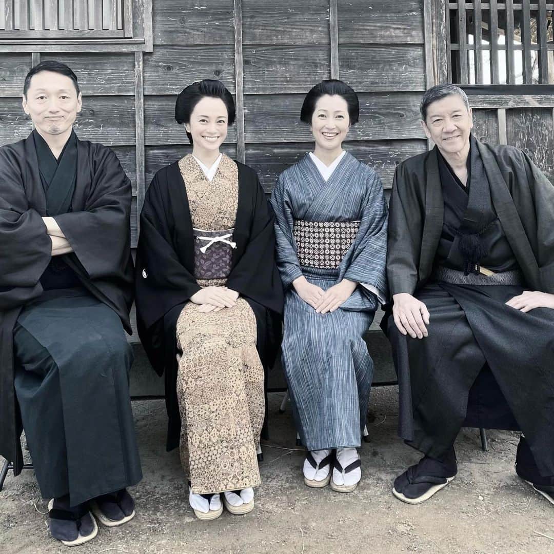 のインスタグラム：「↑レトロ調にしてみました😊  お寿恵の花嫁姿　綺麗だったでしょう😆 場面で描かれることはありませんでしたが お寿恵を産んで育てて　大変だったこと　楽しかったこと 心配したこと　また喧嘩した事などを想像して 祝言の御座敷に座っておりました 今までの思い出と 綺麗で 好きな人のところに嫁ぐ誇らしい姿を見て 涙が止まらなかったです 娘を嫁に出す母の気持ちを味あわせてくれて お寿恵、ありがとう　幸せにね という気持ちで今週は過ごしてます😊」