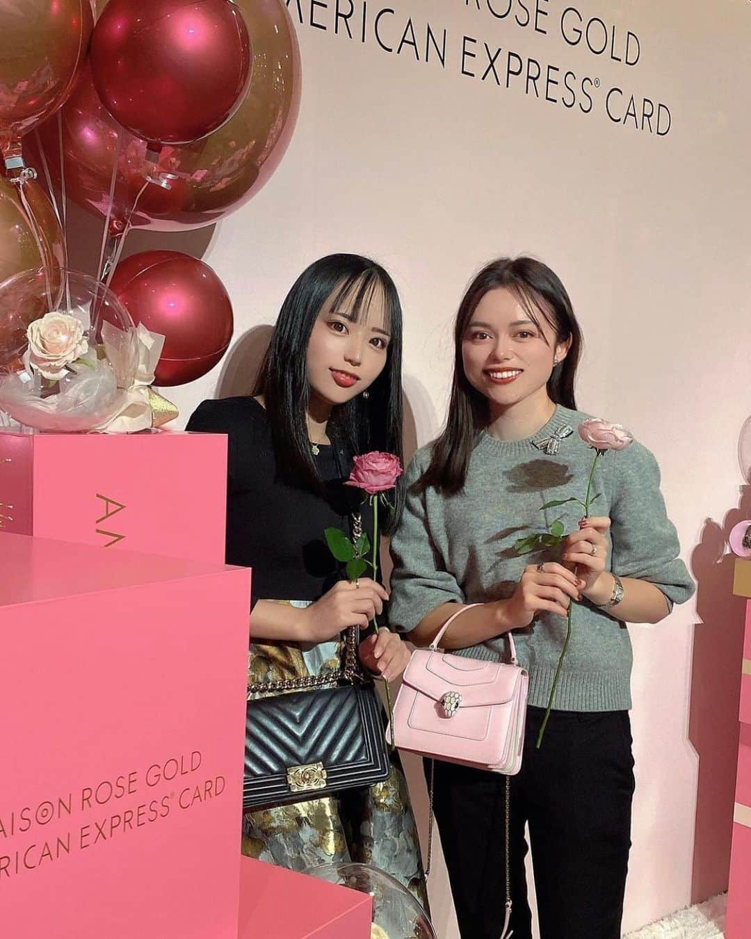 なつみのインスタグラム：「AMEX セゾン ローズゴールド ゆいにゃと楽しいパーティーへ🥂🌹  この日だけの特別メニューの、ローストビーフの パイ包みが美味しすぎて忘れられない！ ってゆいにゃとよく話してる😂🍖 シャンパンも減ったら注がれるからたくさん飲んだ🤤  芸能人やインフルエンサーの方々もいらっしゃった💃  ここに載せようと写真撮ってるのに、結局載せ忘れる🥲 すずめの戸締まりカフェも載せ忘れてるな🥹  #ライブ配信#ライバー#八重歯#宅建士#宅建#宅地建物取引士#不動産営業#イギリス留学#バセドウ病#吃音症#過敏性腸症候群#🧢なつみ👻🍊#ファッション誌モデル#着物モデル#アメックス#セゾンローズゴールド#amex#americanexpress#gravesdisease#stuttering」