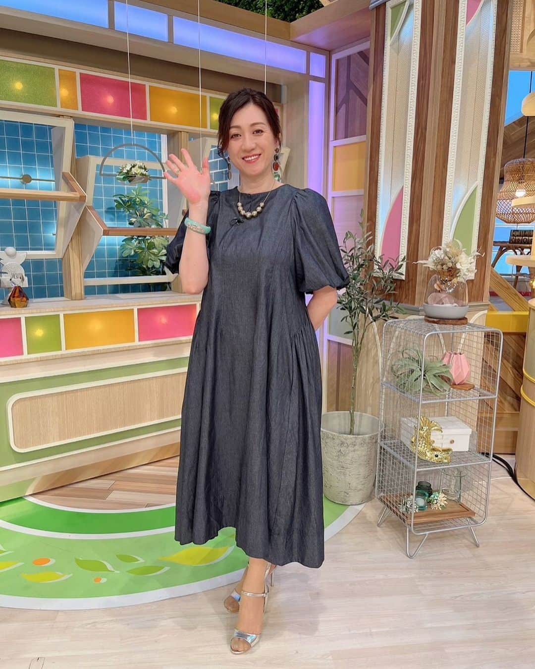 のインスタグラム：「本日も【ゴゴスマ】ありがとうございました♪  今日は朝から暑かった🌞  今夜からは大雨に警戒ですねー☔️  ワンピースはこちらのもの↓ @mite__official  ピアス、ネックレス、バングルはこちらのもの↓ @abiste_official」