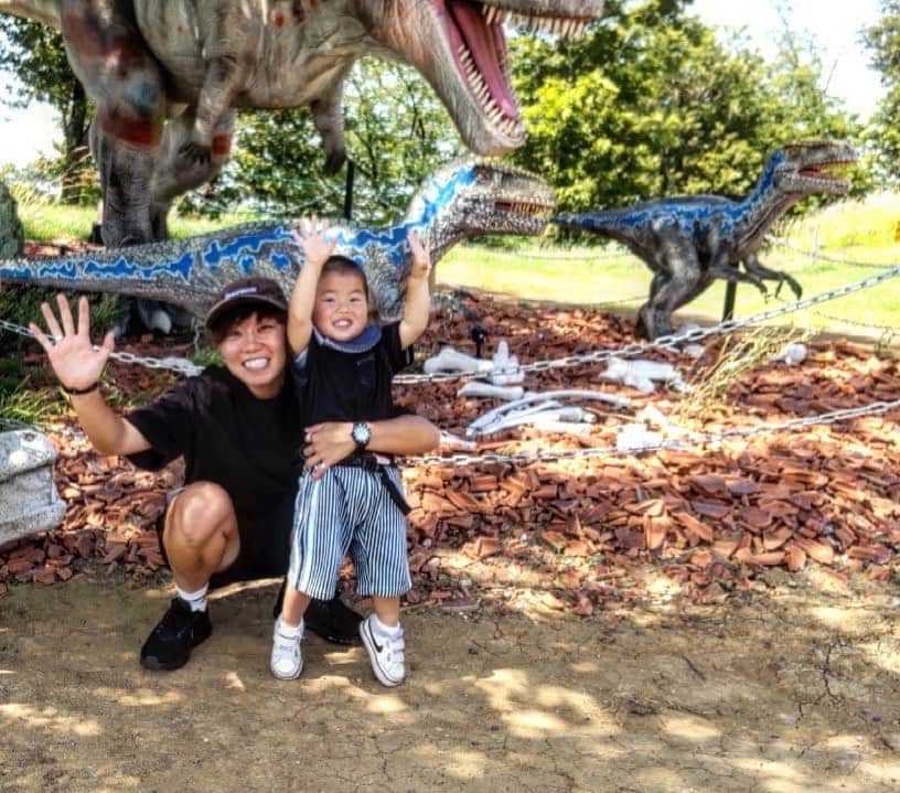 杉田亜未のインスタグラム：「.  だいすきな🦖とパシャリ📸  #大興奮の甥っ子さん #髪の毛すぐ伸びるし #ちゃんと切らせてくれないから #ついに丸坊主」