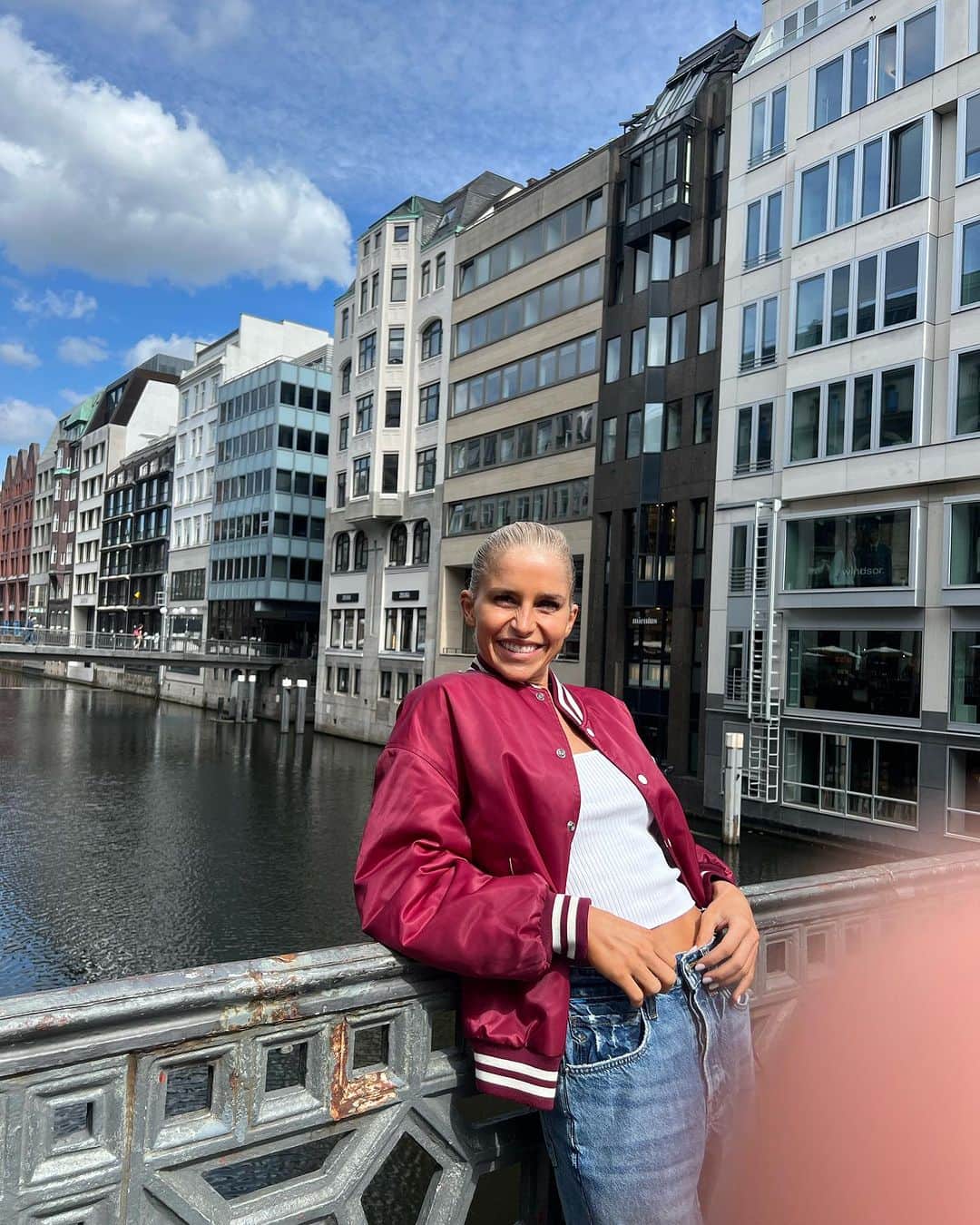 キャロライン・ダウルのインスタグラム：「…asked my dad to take a pic 👆🏼🥹❤️」