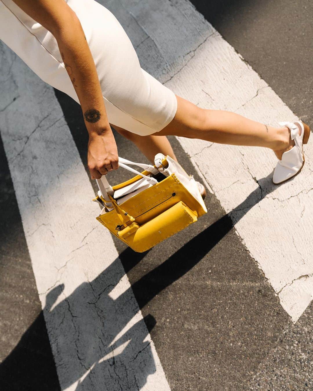 エンリーベグリンのインスタグラム：「Urban Chic is the new Refinement.  Tap the link in bio for more   #henrybeguelin #springsummer #yellow」