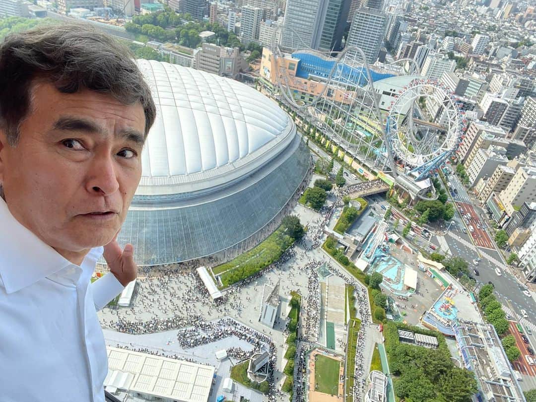 のインスタグラム：「東京ドームホテル43階から眼下を眺めると黒く長い行列が。アリの大群？その正体はコンサート会場へ吸い込まれてゆくファンの列。ガールズグループのファンは揃いの黒いＴシャツ姿だから余計にアリっぽく見えたわけか。皆さん、楽しんできて！」