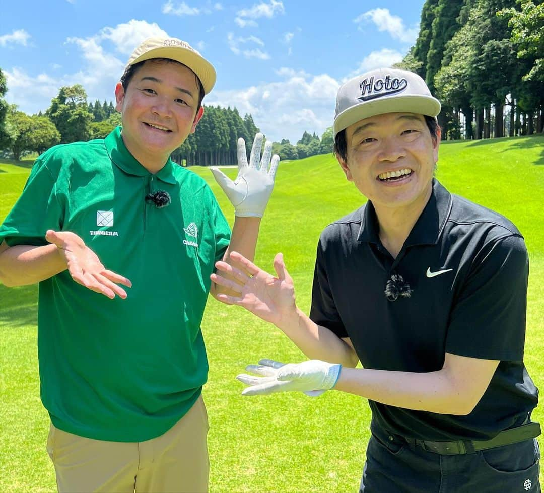 ホトゴルフ（蛍原徹）さんのインスタグラム写真 - (ホトゴルフ（蛍原徹）Instagram)「おかわりホトゴルフ。 約2年ぶりにお越し頂きました。千鳥ノブさんです。とても暑い一日でしたが、風もあり楽しくプレーさせて頂きました。この2年間の成長を見せにきたと意気込んで登場。森プロやエイムポイントなど様々なことを吸収し最近ベストスコア85もマークし成長著しいノブさん。 また配信日が決まりましたらお伝えさせて頂きます。  @noboomanzaishi   #ホトゴルフ #蛍原徹 #千鳥ノブ #epon  #森守洋」6月29日 17時52分 - hotogolf