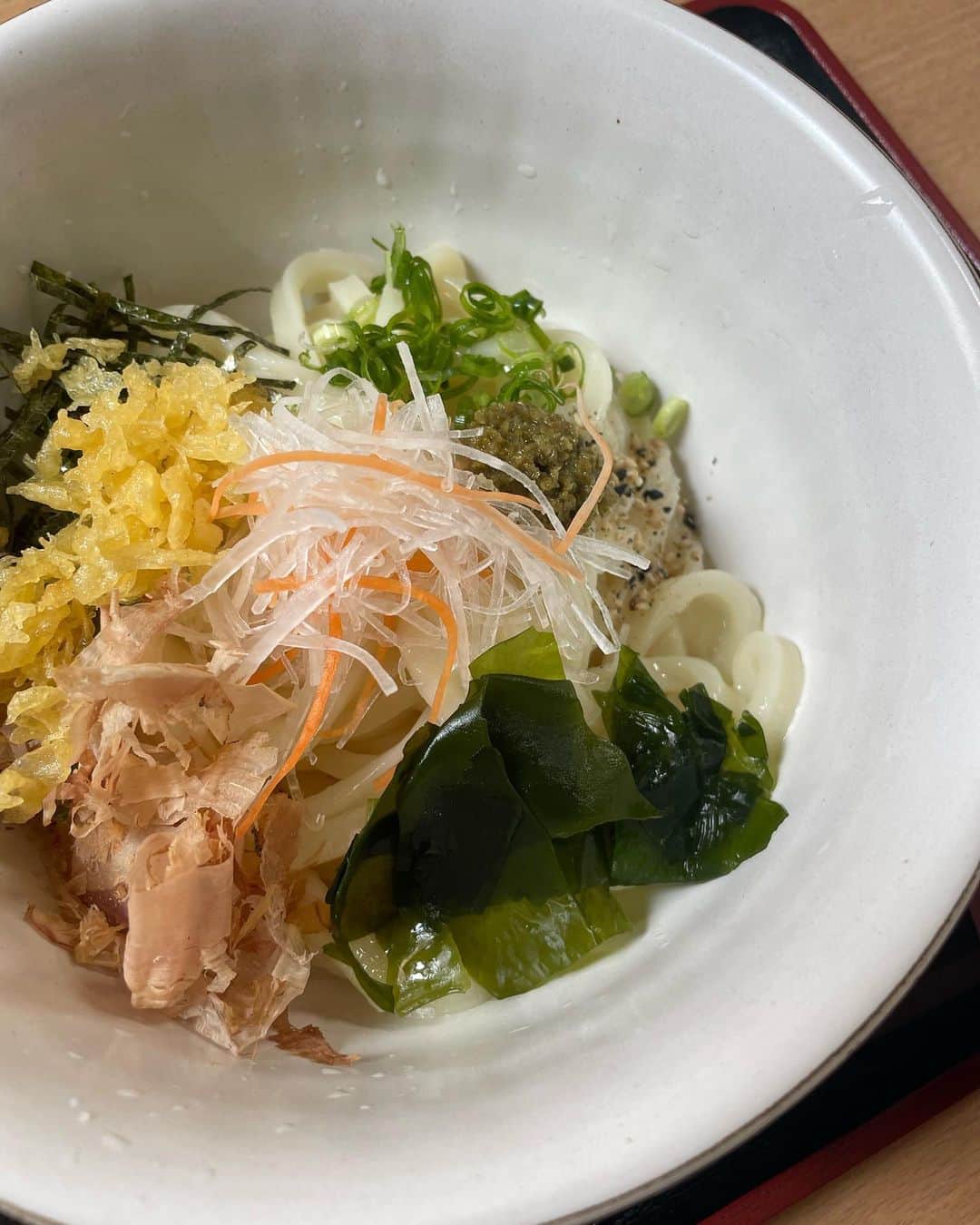 若林翔子のインスタグラム：「. . 何年ぶりかに行ったこめやのうどん🤭  スタッフさんみんなと 美味しさに感動しながら頂きました😋  うどんのチュルチュル感がほんとたまらんです！！🥰  #ロケ飯　#仙台グルメ #こめやのうどん　#柚胡椒　 #絶品　#おいしい」