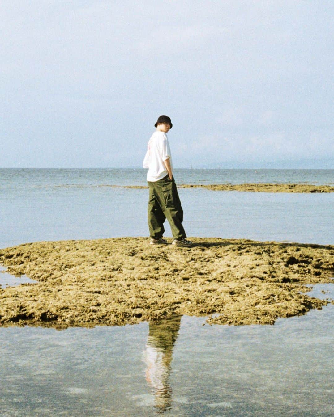 森田美勇人さんのインスタグラム写真 - (森田美勇人Instagram)「JUNRedが行うSDGsの取り組み”GO TOGETHER”第三弾。  今回は沖縄の海の生態系を守る取り組みをしている35COFFEEさんに取材を。  養殖体験でサンゴの土台に絵を描いた瞬間から沖縄に愛着が湧き、秒速でこのドヤ顔振り向きカットです。  完全に海人の目。  うん、美らってる。  #エセ海人 #一応エイサー経験者　 #GOTOGETHER  @junred_jp @35coffee_official」6月29日 17時57分 - myutomorita_official