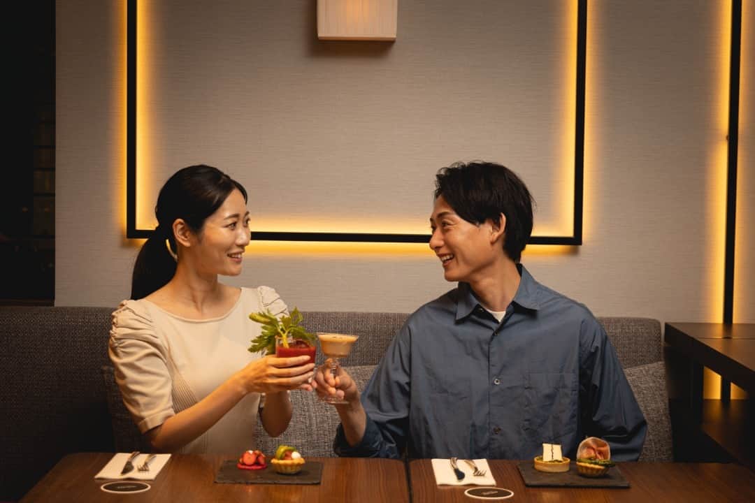 ヒルトン大阪 Hilton Osakaさんのインスタグラム写真 - (ヒルトン大阪 Hilton OsakaInstagram)「MYPLACE (マイプレイス) の「カクテル＆バイツ」で、幸せなタルト時間を過ごしませんか？  ロブスターやスモークサーモンなどの豪華食材を使ったセイボリータルトから、ストロベリーやチョコレートクッキーなどのデザートタルトまで、７品の日替わりメニューから2品をお選びいただき、さらにお好きなカクテルと一緒にお楽しみいただけます🍸  ヒルトン大阪で、1日の終わりに贅沢なひとときをお楽しみください。  詳細・ご予約は @hiltonosaka ホームページより。  Experience a delightful tart-filled moment at MYPLACE's "Cocktails & Bites".  From mouthwatering savory tarts showcasing exquisite ingredients like lobster and smoked salmon, to delectable sweet tarts adorned with strawberries and chocolate cookies, select two items from our daily changing list alongside your preferred cocktail!🍸  Unwind and treat yourself to a luxurious moment at Hilton Osaka, the perfect way to conclude your day.  For more details and to make a reservation, please visit our website at @hiltonosaka.  === #ヒルトン大阪 #カクテルアンドバイツ #セイボリータルト #ミニタルト #カクテル #大阪カフェ #大阪バー #HiltonOsaka」6月29日 18時00分 - hiltonosaka