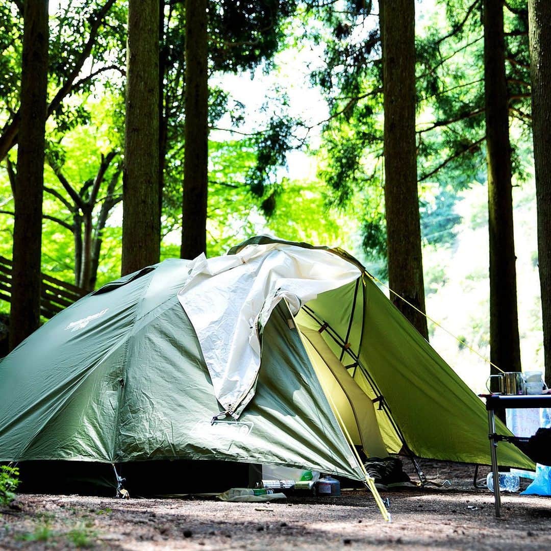 キャンプ情報サイト［ランタン］さんのインスタグラム写真 - (キャンプ情報サイト［ランタン］Instagram)「CAMP SMILE STYLE ／ 切り株は天然のランタン用テーブル。 森の中で夜を待つデュオキャンプ ＼ いろんなキャンパーのキャンプスタイルを現地取材と一般キャンパーからの投稿で数多く掲載してます。 . . 詳しくは @lantern.camp webサイトをご覧ください . . #camp #camping #camplife #outdoor #travel #trip #lantern_smile #キャンプ #キャンプ用品 #アウトドア #テント #自然 #旅行 #キャンプ初心者 #キャンプ好きな人と繋がりたい #アウトドア好きな人と繋がりたい #camper #外遊び #キャンプスタイル #かぶとの森テラス #デュオキャンプ #デュオキャン #KABAR #ケーバー #ナイフ #coleman #コールマン #CAPTAINSTAG #キャプテンスタッグ」6月29日 18時00分 - lantern.camp