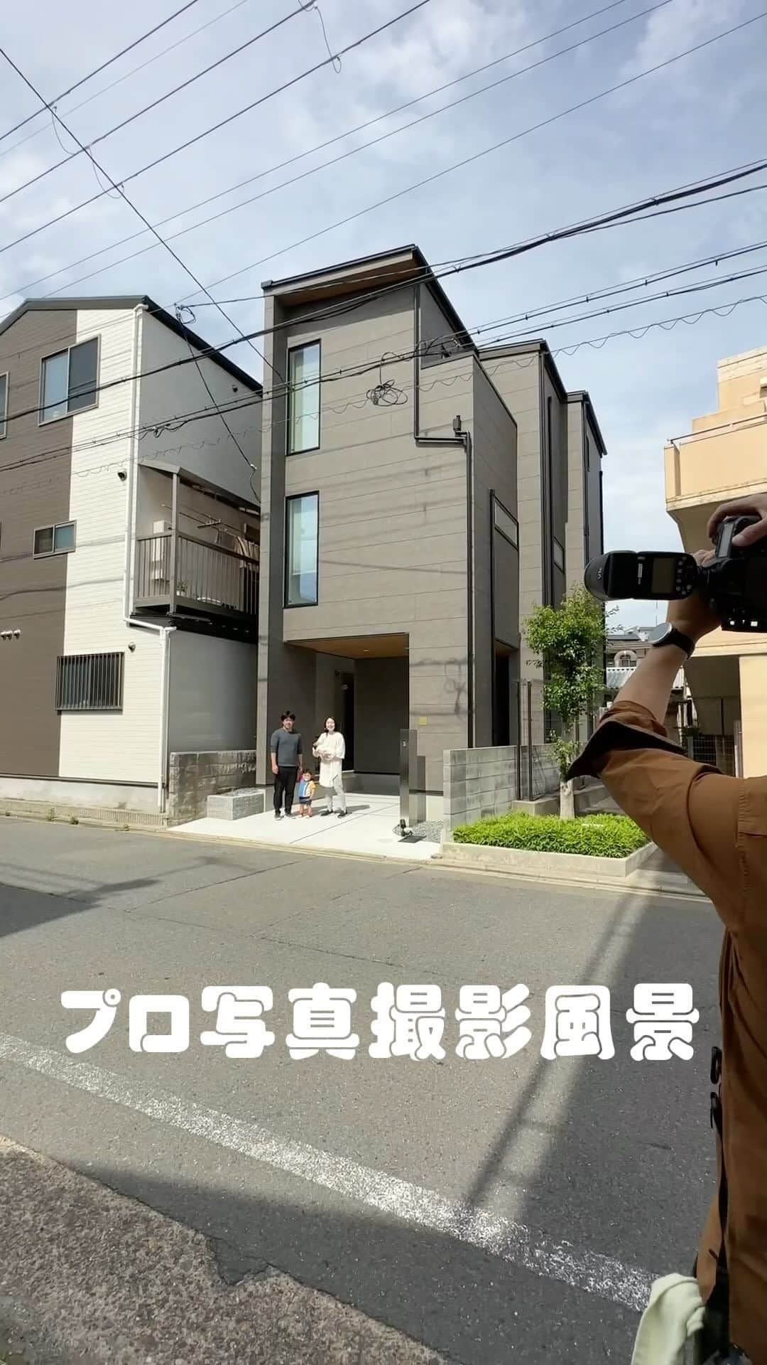 homelife 夢を叶える暮らし方のインスタグラム：「【プロ写真撮影風景】グレーのモダンな外観のインナーガレージ付3階建て住宅  #アーキホーム  #アーキホームライフ  #プロ写真撮影  #撮影風景  #注文住宅  #インナーガレージのある家  #インナーガレージ」