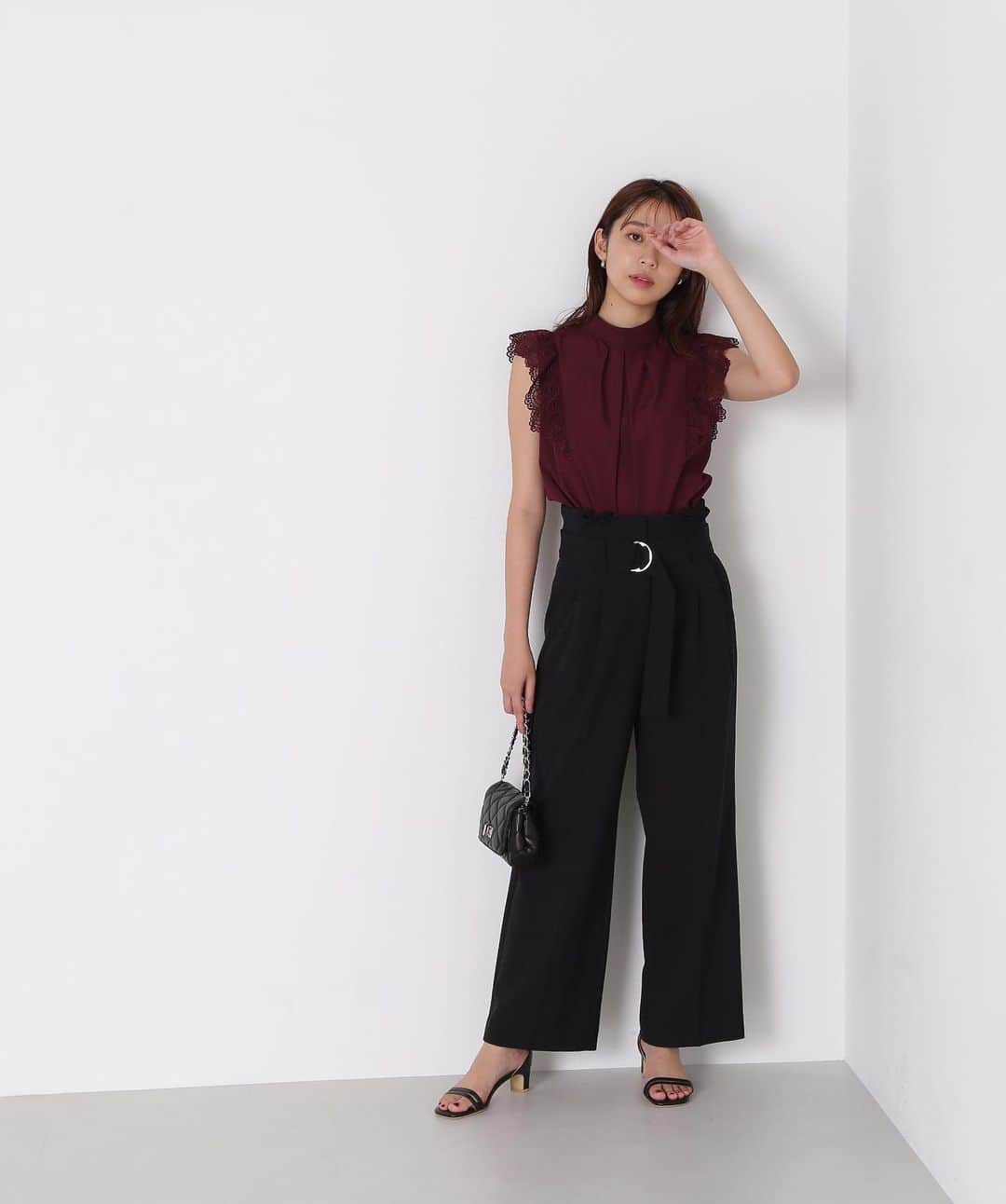 NATURAL BEAUTY BASICのインスタグラム：「2023 summer PRE ORDER.  ✔レーススリーブブラウス ¥7,920 tax in color:カシス/チャコール/オフベージュ  size:FR #0173210751 7月中旬-下旬入荷予定  袖にレースをドッキングした、一枚で着映えるスタンドネックブラウス。 少しギャザーを入れて切り替えたレースが、肩まわりを程よくカバーしてくれるので、ノースリーブでも安心して着ていただけます。 フロントには、スタンドネックからタックを入れ少し立体的な丸みのあるシルエットに。 オフィスシーンにはもちろん、デイリーにも幅広いシーンで活躍します。  #ブラウス #レースドッキング #スタンドネック #ノースリーブブラウス #晩夏 #秋先取り #秋カラー #サマーコーデ #夏コーデ  #お出かけコーデ #カジュアルコーデ  #オフィスコーデ #オフィスカジュアル #通勤コーデ #大人可愛い #カラーコーデ #着回しコーデ #きれいめカジュアル #大人カジュアル #ベーシックコーデ #ベーシック #ナチュラルコーデ #トレンドスタイル #シンプルコーデ #ナチュラルビューティーベーシック #naturalbeautybasic」