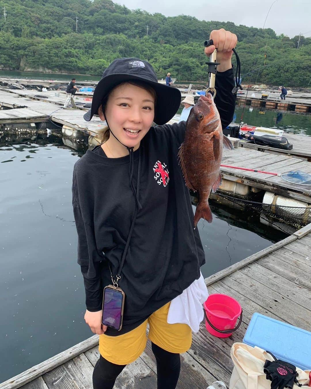 あやつるぽんのインスタグラム：「...🐟🎣 . . . 早朝に起きて釣り行ってきた日 鯛たくさん釣って 鯛パーティ！！ 鯛のお造り 鯛の煮付け 鯛とアサリのアクアパッツァ 魚最高です！ 顔赤くなってて焼けたー！ . . #釣り堀　#釣り女子  #釣りガール #鯛 #鯛料理」