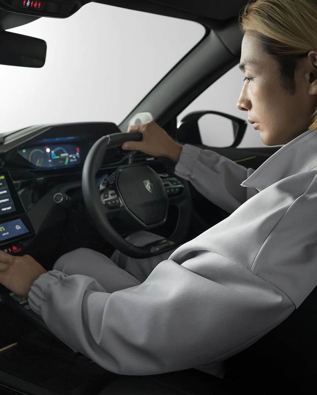 Peugeot_jpのインスタグラム：「小径ステアリングホイール、ヘッドアップインストルメントパネル、10インチタッチスクリーンで構成されるNEW 408のi-Cockpit。  人を中心とするプジョー独自の設計により、心を奪う革新的なドライブ体験を実現します。  【NEW 408 デビューフェア】 7/1(土)、2(日) 開催。 今週末はお近くのショールームへ。  #Peugeot #プジョー #プジョー408 #森山未來」
