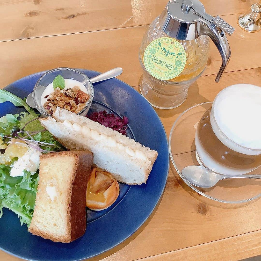 のインスタグラム：「岐阜での仕事が予想より早く終わったので、お疲れ様ティータイム♡ ⁡ 岐阜県産の蜂蜜に合う料理の店。 ⁡ テーブルの上に蜂蜜がセットしてあって、かけ放題！ と言っても、かけ過ぎも美味しくないよね。 ⁡ 初めてレタスにかけてみましたが、 案外、いい♪ ⁡ パンはもちろん、うっとりするような 美味しさに♡ ⁡ 岐阜出身の私にとっては、 なんとなく懐かしい味でした。 ⁡ ドリンクは蜂蜜カフェオレ。 ⁡ なんと！ ⁡ 二層になって、フワッフワの泡が 載ってる。 ⁡ インテリアも素敵で、見た目も お味もいいカフェでした♡ ⁡ ⁡ #アナウンサー　 #フリーアナウンサー　 #桑原麻美　 #話し方講師　 #マナー講師　 #アラフィフ　 #ワーママ　 #司会　 #ナレーター #蜂蜜 #ハチミツ #岐阜市 #カフェオレ」