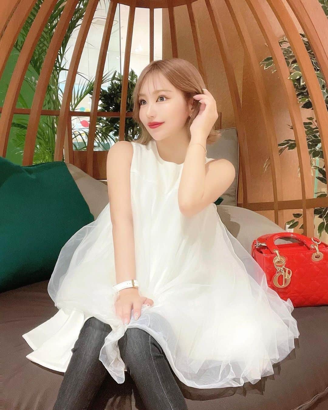 あいりさんのインスタグラム写真 - (あいりInstagram)「🕊‎  てるてる坊主みたいやね って言われたこの服は @birthdaybashshop ☀️⸝‪⸝⸝‪‪‪  どおりで雨予報やのに 晴れたはずや(๑'-'๑) 🌈  #てるてる坊主#きょこ#今日のコーデ#今日のコーディネート#ノースリーブ#きれいめコーデ#レディディオール#大人可愛いコーデ#外ハネボブ#外ハネショート#ディオールバッグ#dior」6月29日 18時06分 - airigramxx