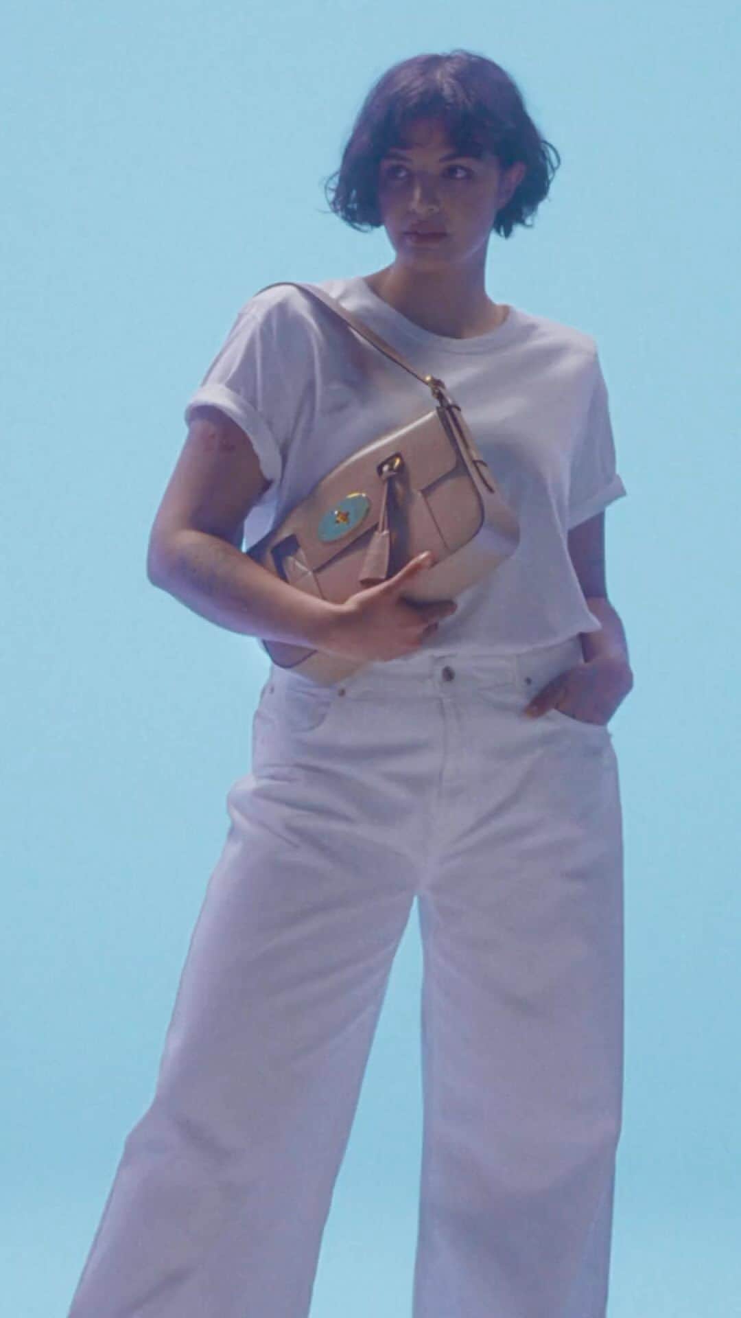 マルベリーのインスタグラム：「POV: you’ve just discovered our Maple East West Bayswater perfectly offsets summer whites.   #MulberryBayswater」