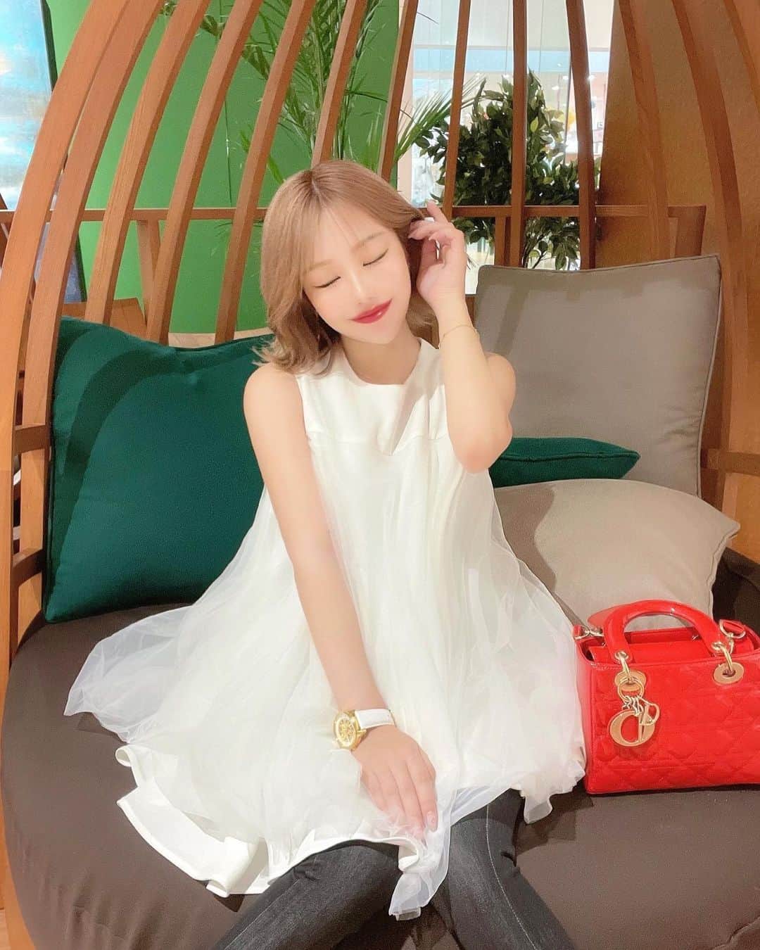 あいりさんのインスタグラム写真 - (あいりInstagram)「🕊‎  てるてる坊主みたいやね って言われたこの服は @birthdaybashshop ☀️⸝‪⸝⸝‪‪‪  どおりで雨予報やのに 晴れたはずや(๑'-'๑) 🌈  #てるてる坊主#きょこ#今日のコーデ#今日のコーディネート#ノースリーブ#きれいめコーデ#レディディオール#大人可愛いコーデ#外ハネボブ#外ハネショート#ディオールバッグ#dior」6月29日 18時06分 - airigramxx