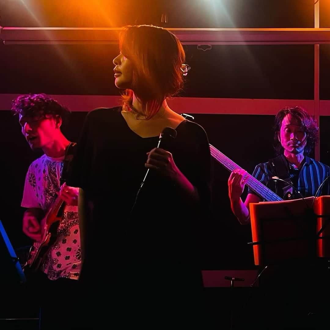 水上真理のインスタグラム：「先日のライブでの一枚 . ステキに撮っていただき ありがとうございます✨ . #photo  #memories  #live」