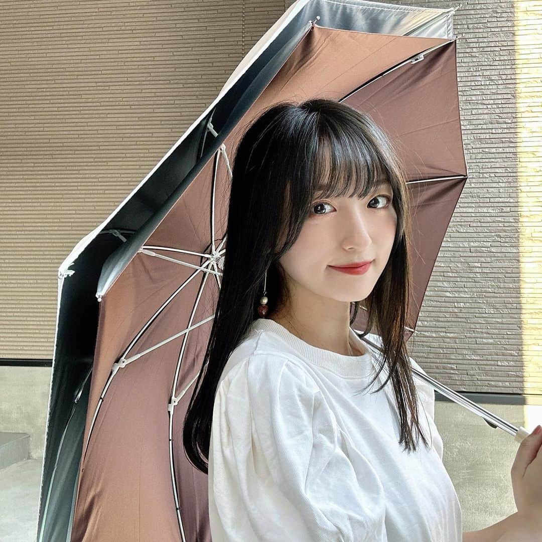 石井陽菜さんのインスタグラム写真 - (石井陽菜Instagram)「⁡ 　 ⁡ ⁡ 日差しも強いし雨も降るから毎日この晴雨兼用の傘を愛用中🌂 ⁡ 傘のパラソルが3層になってて断熱材も入ってる優秀なこの傘！ ⁡ それなのに見た目もシンプルで可愛いのでお気に入り☻ ⁡ ⁡みんなも梅雨一緒に乗り越えようね☔️  ⁡ #estaa #傘 #長傘 #折りたたみ傘 #日傘 #pr」6月29日 18時09分 - ishii__haruna