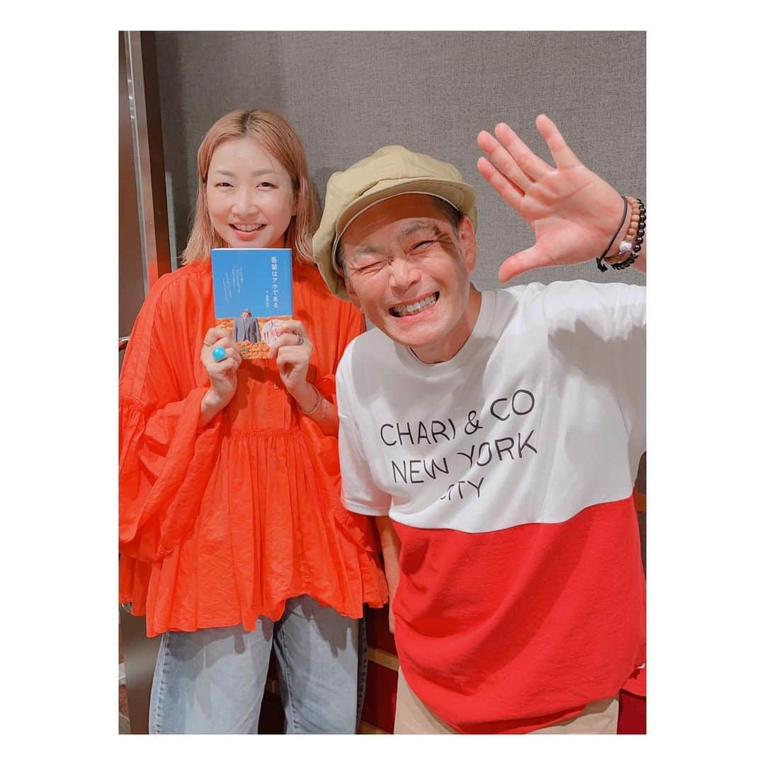 阿部洋子さんのインスタグラム写真 - (阿部洋子Instagram)「👯‍♀️🤩👯‍♀️  超お久しぶりの遠藤くん！  #tokyofm  #名越スタジオ  #futurelounge   ゲームクリエイターの名越稔洋さんと 菊地亜美ちゃんがパーソナリティの番組に、 7月のマンスリーゲストとして 出てくれました！  🕺  遠藤くんとは、 仙台時代にもチラッと会ってて…  (昔、フォーラスの7階に吉本の劇場があったの！ 毎週金曜日にロンブーとかDonDokoDonとか 来てた！)  その後、あたすが上京して はじめて担当したラジオ、 #ココリコのオールナイトニッポンドットコム #ann  で2年ご一緒してました  (なぜかこの時期、 タイトルにドットコムって付いてた🤔)  懐かしいなぁ😇 お互い若かった笑  収録の合間に、共通のお友だちの話をしたり 記憶の確認したりして  帰宅後、 annいつだったかなーって調べてみたら、、、 #1999年 だったー！  そんなに前だったのか😱😂😱  📕✨  遠藤くんの本、おもろかった！ 当時のこと思い出しながら読んだ！  #吾輩はアホである   7月のOA、聞いてみてね♪ 超盛り上がっとります！  #ココリコ  #遠藤章造 さん #ありがとうございました 😊」6月29日 23時44分 - hirocoring