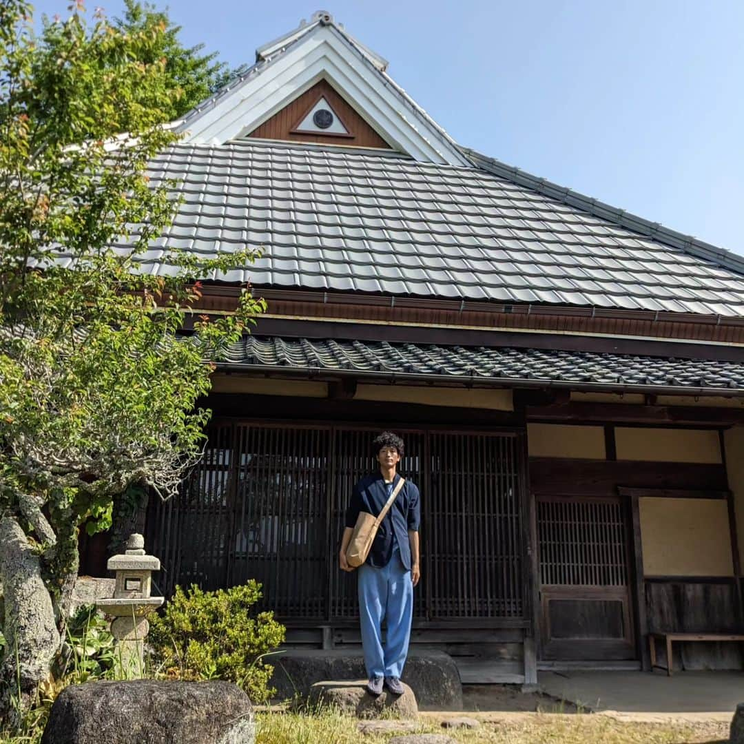 渡部豪太さんのインスタグラム写真 - (渡部豪太Instagram)「今夜のふるカフェは兵庫・三田でした。  田園風景に佇む豪華な農家住宅は 屋根の破風に立派な家紋が印象的。 摂丹型民家というそうです。  そして、様々なフルーツを使った 最高のスイーツも頂きました🍰  眼福🤤  #ふるカフェ系ハルさんの休日  #ふるカフェめぐり  #古民家カフェ #コーヒー #兵庫県」6月29日 23時45分 - gotawatabe