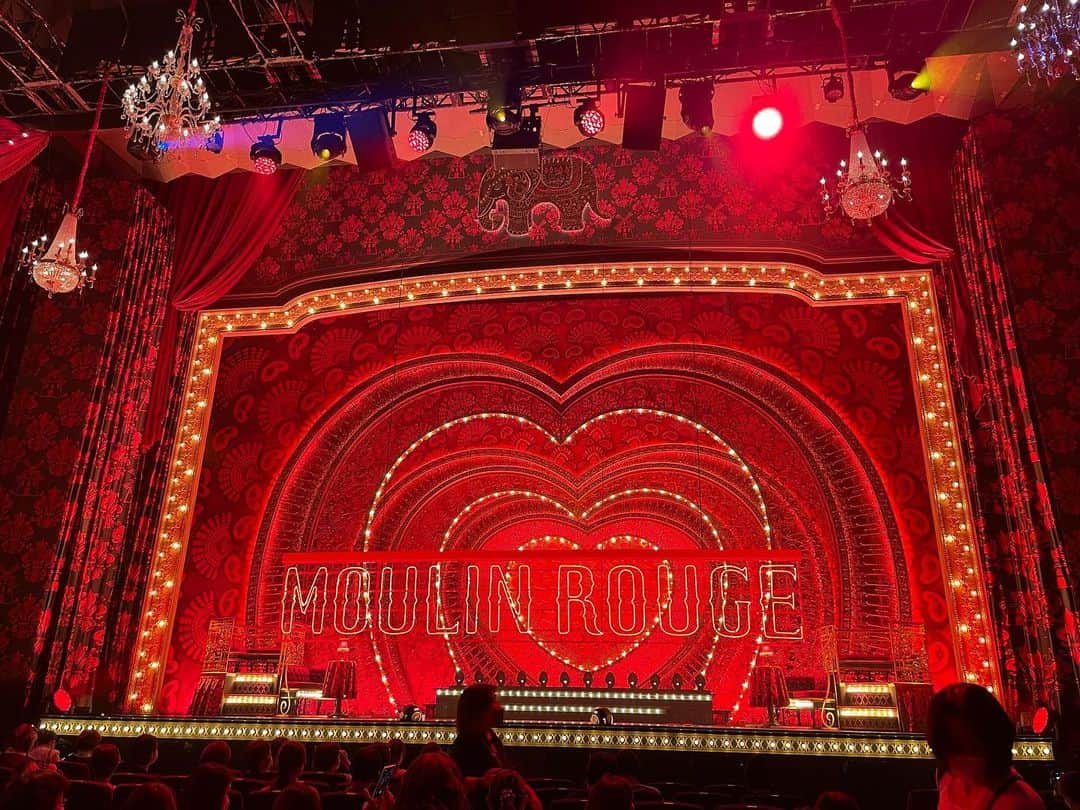 のインスタグラム：「井上芳雄くんのムーラン・ルージュ観に帝国劇場に行きました。 凄いですよ。 ミュージカルって！」