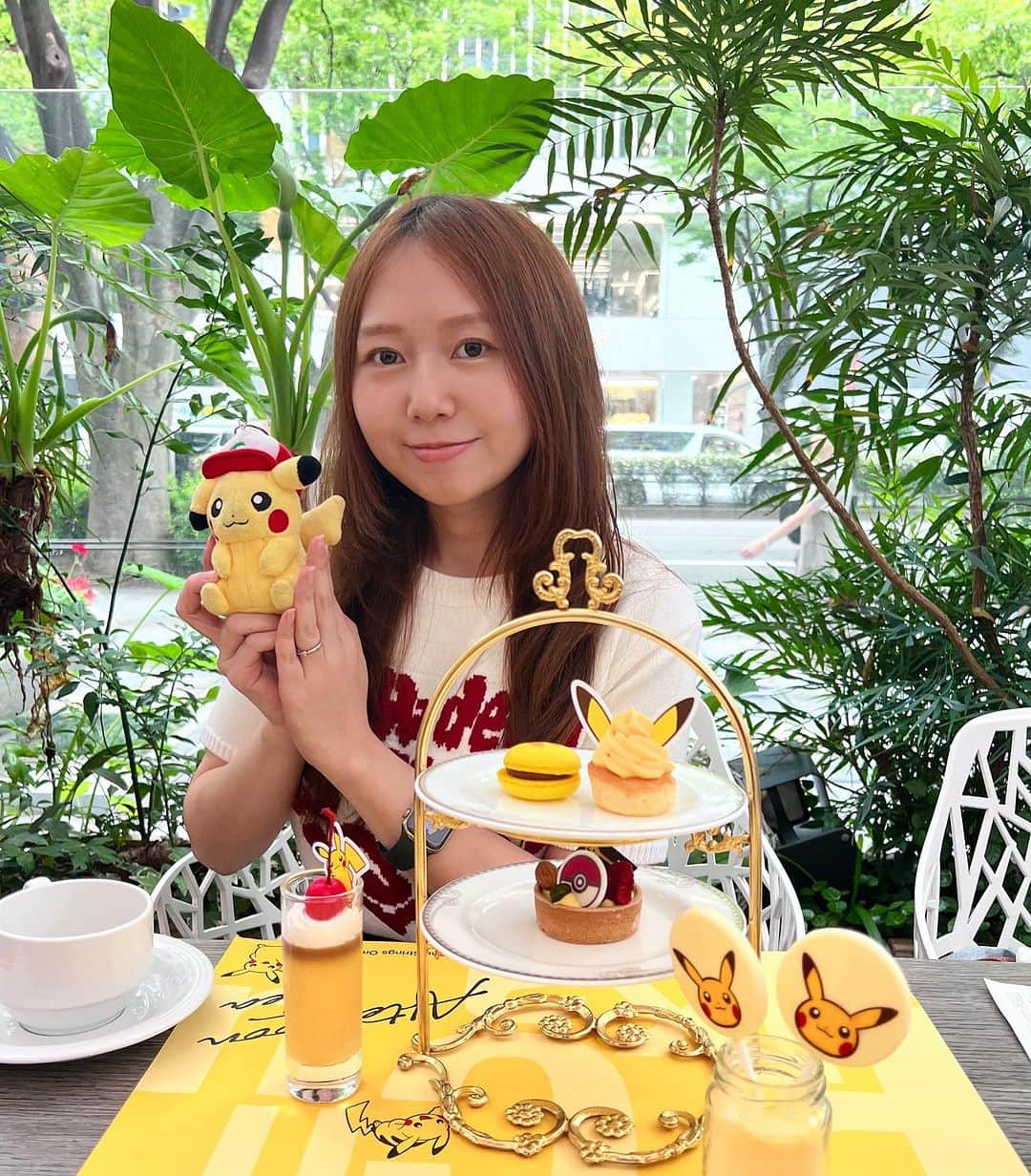 のインスタグラム：「⚡️ ━━━━━━━━━━━━━━━━━━ 画面右下の【保存ボタン】を押しておくと 後ですぐに見返せます！🙌🏻 ━━━━━━━━━━━━━━━━━━ 【表参道　ザ ストリングス 表参道】  「ピカチュウ」をモチーフにしたアフタヌーンティー！ 4月からやってて「予約取れるじゃんwwwwよゆーww」 なんて思ってたら6月入ったら予約が全部埋まってしまって かなり落ち込んでたの🥲⚡️⚡️  けど奇跡的に前日にキャンセル枠が出て 「ミニアフタヌーンティー付きのランチコース」に 飛び込みで行ってきたよ！  ミニアフタヌーンティーはスイーツメニューオンリーで スタンドでの提供でした。 でも可愛いしピカチュウ たくさんで満足…🫶🫶🫶🫶  ストリングスホテル 名古屋のアフヌンは 予約できそうなのでお近くの方いたらぜひ🙏  ——⭐︎ ——⭐︎ ——⭐︎ ——⭐︎ ——⭐︎ ——⭐︎  　 #ゼルコヴァ #アフタヌーンティー #ザストリングス表参道 #ザストリングス表参道アフタヌーンティー #表参道 #表参道カフェ #アフタヌーンティー巡り #都内ランチ #表参道ランチ #ピカチュウ #ピカチュウアフタヌーンティー #ピカチュウ推し #推し活 #推し活カフェ #推しとカフェ巡り #ポケ活 #ポケモンぬい撮り #ピカチュウグッズ #オタ活 #ピカチュウ大好き #ピカチュウのいる生活」