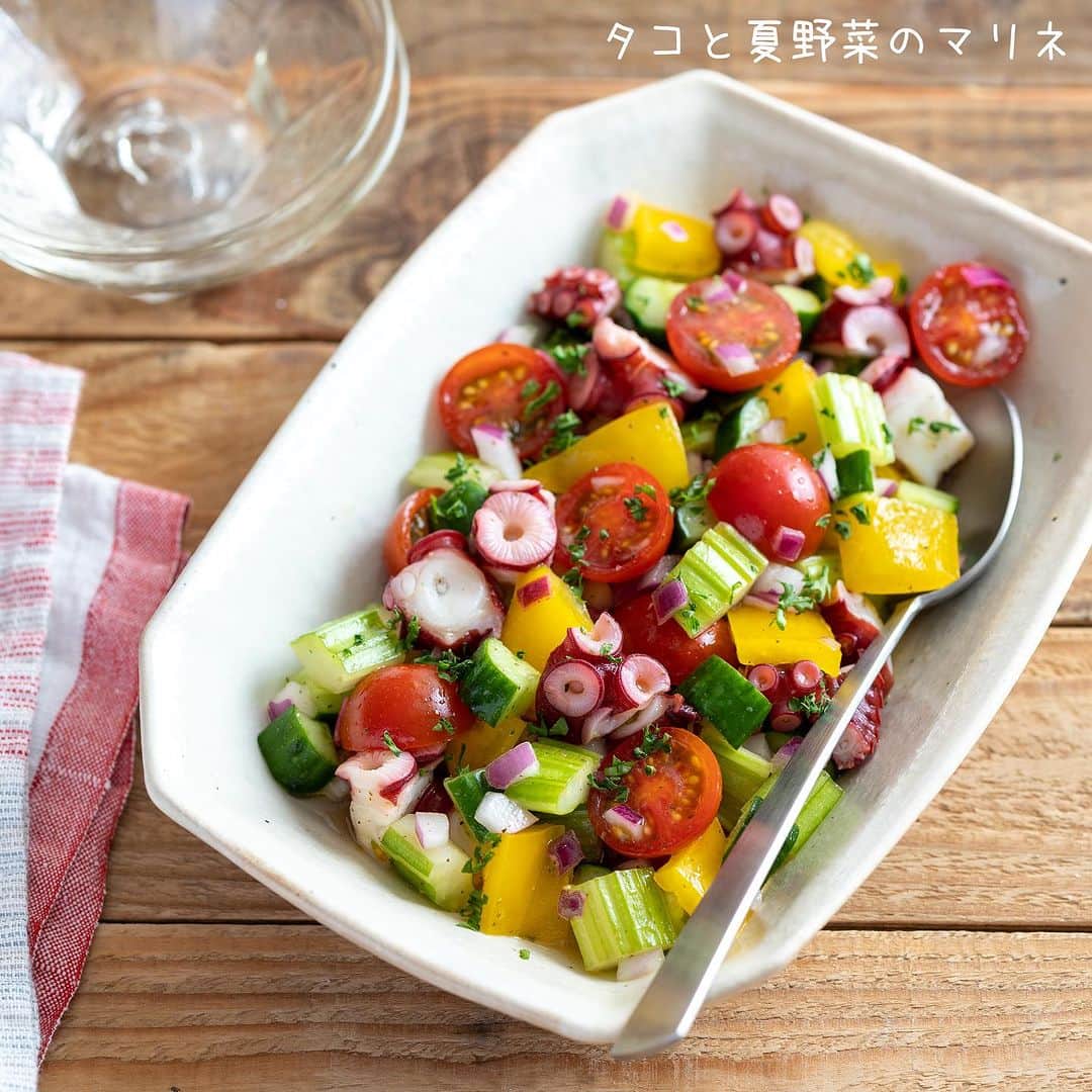 アルペンザルツ公式Instagramのインスタグラム：「レシピあり 「タコと夏野菜のマリネ」の作り方 * さっぱり美味しいマリネレシピのご紹介❤︎ * 今回のレシピは、 @tokyo831_com さんに作ってもらいました！ * ∴♔∴∴♔∴∴♔∴∴♔∴∴♔∴∴♔∴∴♔∴∴♔∴∴♔∴∴♔∴ 気軽にフォローして下さいね❤︎ いいねやコメントも励みになります！ 公式アカウント⇰〖 @alpensalz_jp 〗 ∴♔∴∴♔∴∴♔∴∴♔∴∴♔∴∴♔∴∴♔∴∴♔∴∴♔∴∴♔∴ * [五十嵐さんからのワンポイント] 酢の代わりにレモン汁を使うことで、酸味が苦手な方でも食べやすくなります。副菜にもオススメですよ。  ぜひ参考に作ってみてくださいね！ ． ✈「ドイツを巡る旅」ご招待キャンペーン✈ . ． 「アルペンザルツのふるさとドイツを巡る旅」ご招待キャンペーンが本日スタート！ . 毎年ご好評いただいているキャンペーン、今年は旅行内容を少しリニューアルしています。 A賞「ドイツを巡る旅」は、中世の面影を残す旧市街が美しいハイデルベルク、”中世の宝石“と称される街並みが残るローテンブルク、ロマンチック街道を通ってノイシュバンシュタインを訪れてミュンヘンへ。ミュンヘンでは、アルペンザルツの原産地である岩塩鉱山へご案内いたします。他では体験できないオリジナルツアーへご招待します。 . 🎁応募方法 プロフィールのURLからご応募ください。 どなたでも簡単にご応募いただけます！ www.alpensalz.jp . 🎁応募期間 2023年8月31日(木)23:59まで .  🎁プレゼント賞品 A賞：ドイツを巡る旅 (2組4名様) B賞：アルペンザルツとミニオンズオリジナルグミのセット (50名様) .  🎁注意事項 旅行の日程や参加条件などは、キャンペーン特設サイトをご確認ください。 * * ∴♔∴∴♔∴ Ⓡ Ⓔ Ⓒ Ⓘ Ⓟ Ⓔ ∴♔∴∴♔∴ * * 蒸したこ（刺身用） 80g きゅうり 1/2本 黄パプリカ 1/2個 セロリ 1/3本 紫玉ねぎ 1/4個 ミニトマト 6個 A オリーブオイル 大さじ1 A レモン汁 大さじ1 A 砂糖 小さじ1/2 A ハーブ入りアルペンザルツ 小さじ1/2 A 粗挽き黒こしょう 少々 きざんだパセリ 少々 * 【作り方】 ①紫玉ねぎはみじん切りにして水に5分さらして水気をきる。蒸したこは食べやすい大きさに切る。きゅうりは1cm角切りに、黄パプリカは1.5cm角切りに、セロリは筋を取り除いて1.5cm角切りに、ミニトマトは横半分に切る。 * ②ボウルに【A】を入れて混ぜ合わせる。1の具材を加えて混ぜ、冷蔵庫で10分ほどなじませる。 * ③器に盛り、きざんだパセリをちらす。 * * * #アルペンザルツ #ドイツアルプスの旅 #美味しい塩 #絶景 #ドイツ #旅行 #海外旅行 #プレゼント #プレゼントキャンペーン #懸賞 #キャンペーン #岩塩  * #今日のごはん #手作りごはん #簡単レシピ #おかず #レシピ #食卓 #節約 #献立 #家庭料理 #節約生活 #自炊 #ランチ  #時短レシピ #簡単レシピ  #マリネ　#夏野菜」