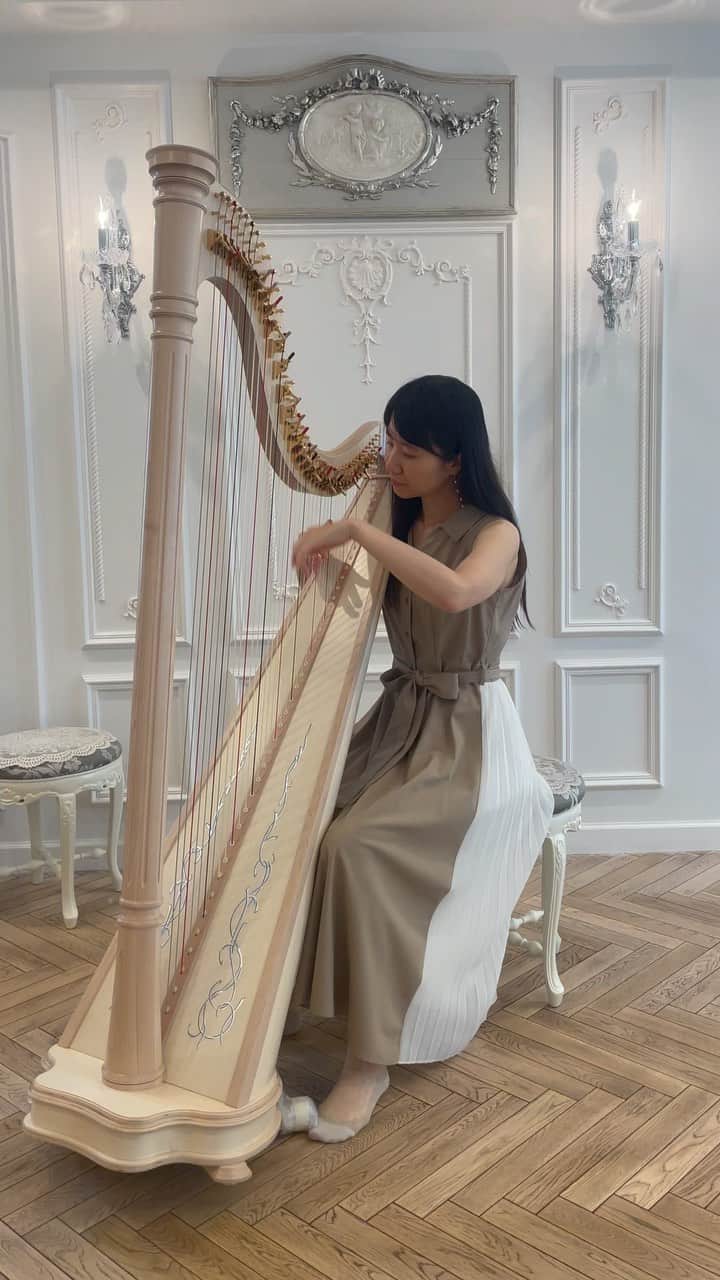 のインスタグラム：「#ANA deluxe natural #salvi  最高級レバーハープで ケルト音楽を弾いてみました🌿  #オキャロラン  #シーベグシーモア   グランドと同じガット弦なので クラシック音楽もぴったり✨  上品な美しい音色です🗽」