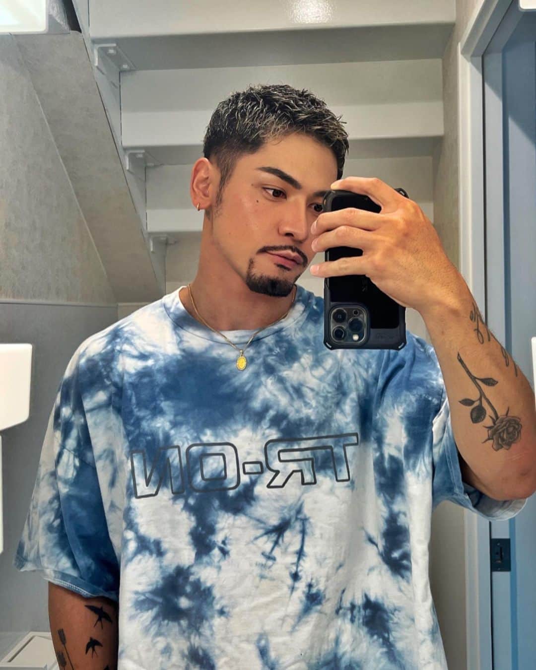 ARU【アル】のインスタグラム：「@tron_workoutstudio のユニフォーム可愛い🟦⬜️🟦⬜️🟦  パーソナルトレーナーもモデルもダンサーも全部楽しい!! だからぜんぜん疲れない😂👍✨  #AruSakurada」