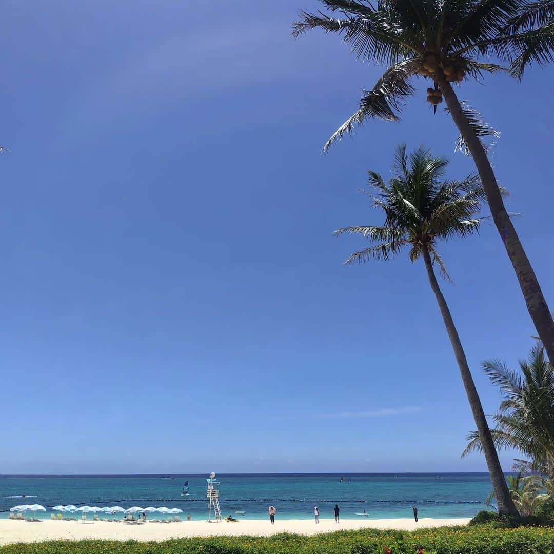 ホテルムーンビーチのインスタグラム：「今日6月29日、昼過ぎのビーチ。 もう完全に夏空です。  The beach in the early afternoon on June 29. It is already a perfect summer sky !  #ザムーンビーチミュージアムリゾート #ムーンビーチ #リゾート #沖縄 #沖縄観光 #沖縄ビーチ #沖縄旅行 #恩納村 #沖縄好き #沖縄好きな人と繋がりたい #旅行好きな人と繋がりたい #リゾート好きな人と繋がりたい #旅行 #japan #okinawa #themoonbeachmuseumresort #okinawabeach #okinawatrip #onnason #visitjapanjp #hotelmoonbeach #moonbeach」