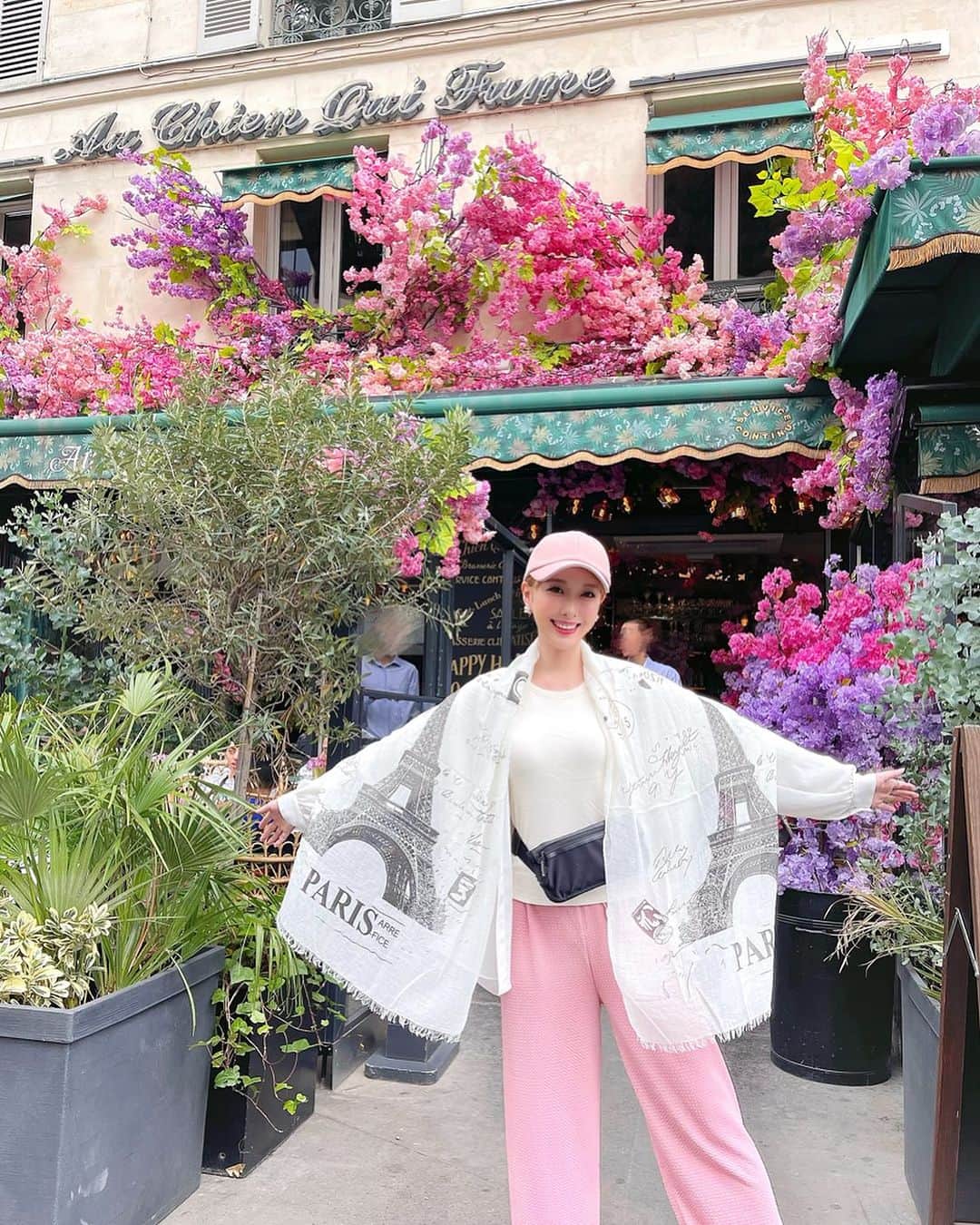 瀬戸早妃のインスタグラム：「歩いているだけで目に映るすべての景色が美しい街🇫🇷 ラフな格好でうろうろ街歩き🚶‍♀️このままずっと居たいなぁ💙  ちなみにこのストール 初日の夜に寒くてお買い物しました🌹 肌触りも良くて最高〜🇫🇷👠  #paris #France #フランス #街歩き」