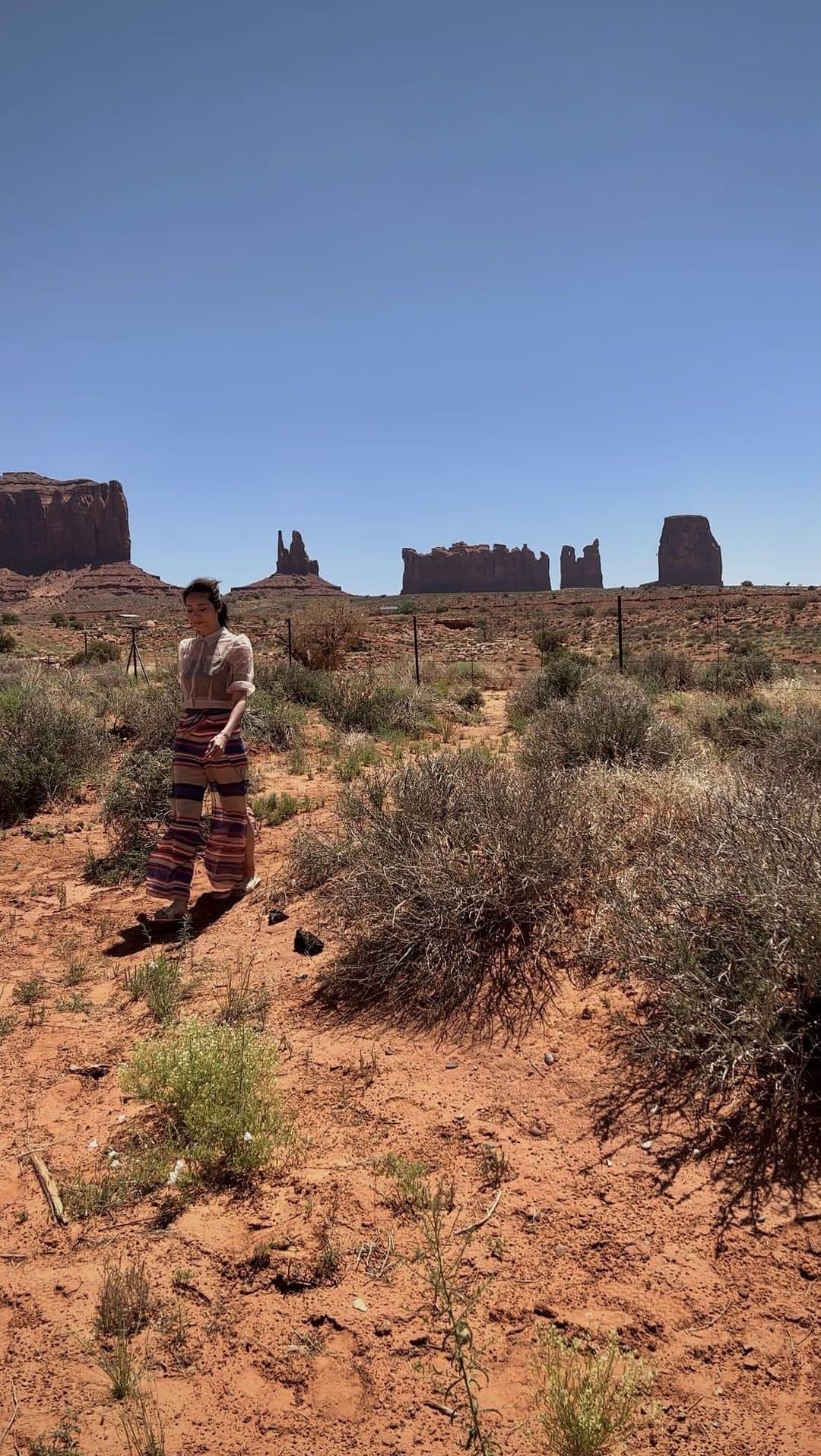 川島幸美のインスタグラム：「Fly me to the  Monument Valley.✈︎  ナバホ・インディアンの居留地にある 壮大なスケールのモニュメントバレー⛰ 5000万年もの年月、侵食されて作られた 巨大な岩山が映画のセットみたい🎞  旅を通して大自然と向き合うと、 人間の存在がいかに小さいか思い知らされるよね。」