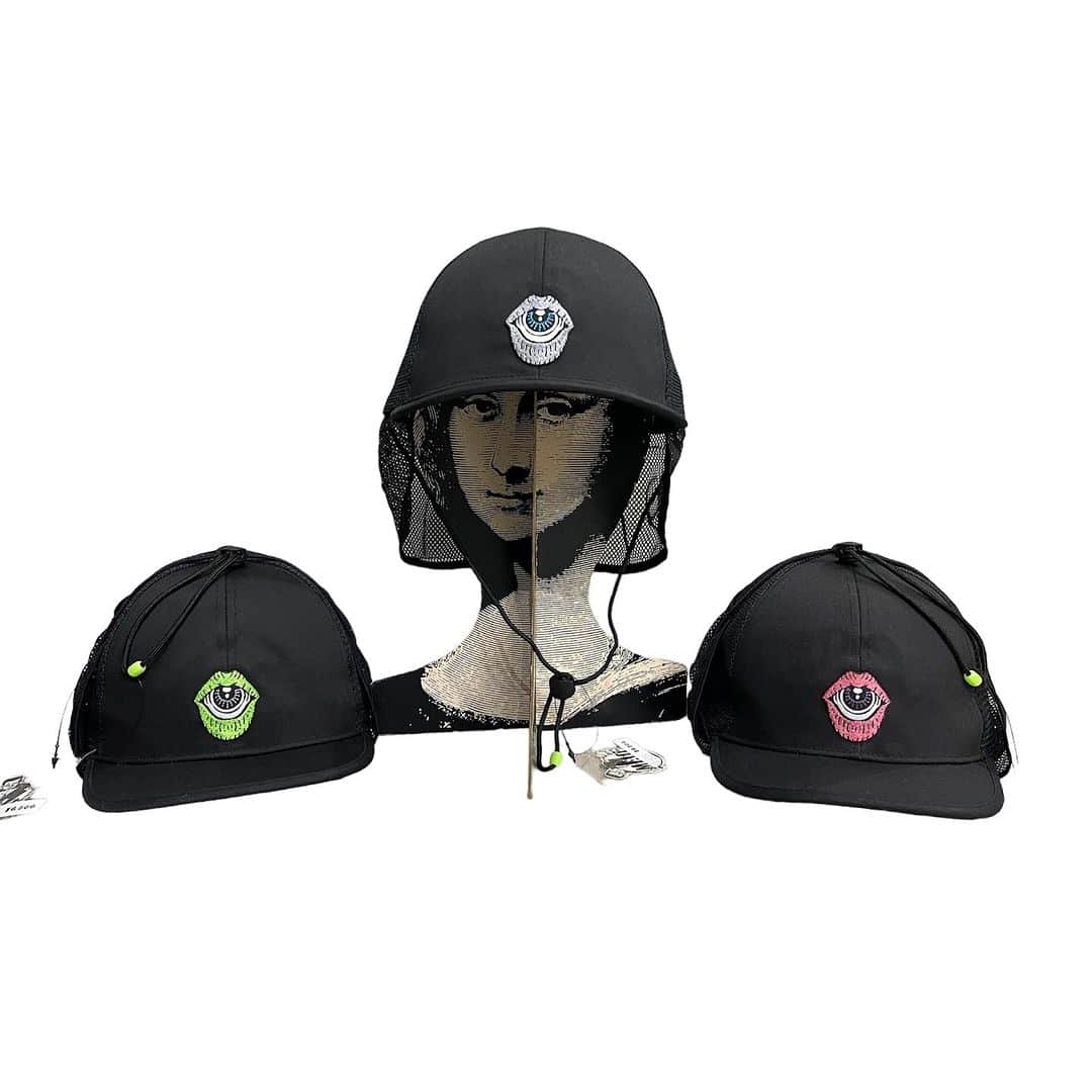 ジャムルのインスタグラム：「'VIEW' からも新作CAPが届きました！ . chakra cap size：free price∶¥6900 tax in  野外フェス、キャンプ、釣りなどのアウトドアで日差し＆虫除けに使えるメッシュの首も保護できる耳あて付きのCAPですU･ｪ･U 普段でも耳あて下ろして被ってもよし、耳あてがジャマな時はドローコードで上に上げれます。 風が強いときはCAPが飛ばないように首元でドローコードを締めれます。 闇夜でも分かりやすいようにドローコードに蓄光ビーズ付いてます。 風に煽られずらいようにツバは短めになってます、ツバを上げて被ってもイイ感じです。 フロントのサードアイは３色展開です。 スマホに貼れるサイズのMADフランケンくんのステッカー付です。 . #お問い合わせはお電話で承ります  #jammru #osaka  #fashion  #streetstyle  #streetfashion  #vtg  #vintage  #used  #usedclothing  #古着 #古着屋 #ファッション #70s #80s #90s」