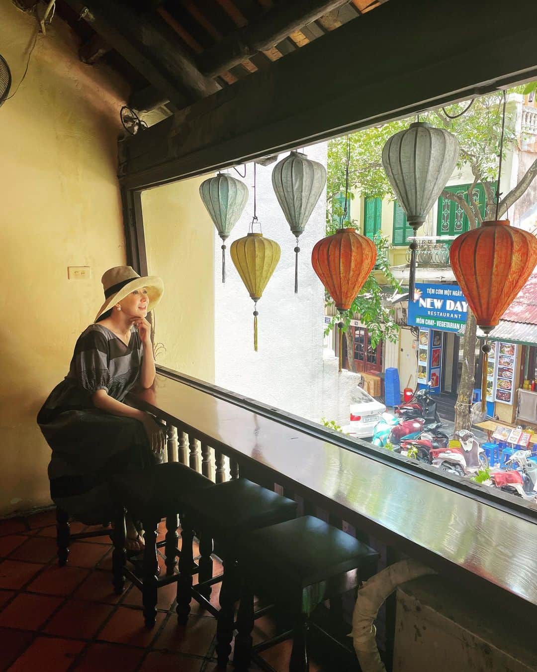 桐島かれんさんのインスタグラム写真 - (桐島かれんInstagram)「ハノイのレストランにて。 着ているのは、ハウスオブロータスのワンピース。  #ハノイ#Hanoi#ハウスオブロータス#houseoflotus」6月29日 18時28分 - houseoflotuskaren