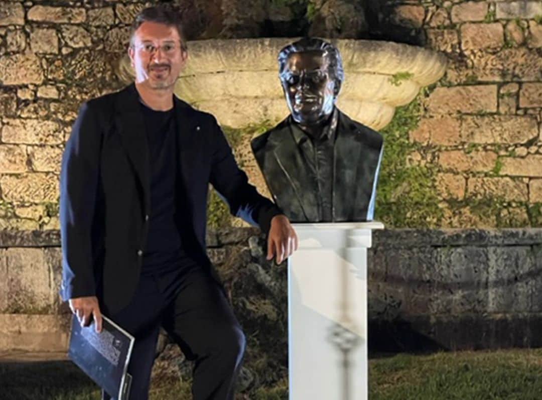 James Bond 007さんのインスタグラム写真 - (James Bond 007Instagram)「In recognition of Cubby Broccoli’s Italian ancestry, a bronze bust sculpted by renowned Italian sculptor Domenico Sepe was unveiled in Carolei, Calabria in the presence of Michael G. Wilson, Tony Broccoli, Tina Broccoli and Barbara Broccoli. Full story at 007.com.」6月29日 18時28分 - 007