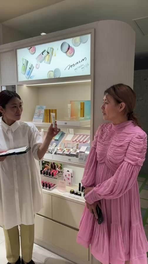 イガリシノブのインスタグラム：「インスタライブアーカイブ✨ 本日発売のソソ　モイストUVセラムをご紹介‼︎  ぜひ見てください🤍  @ssbywhomee  @makeupkitchen_official」